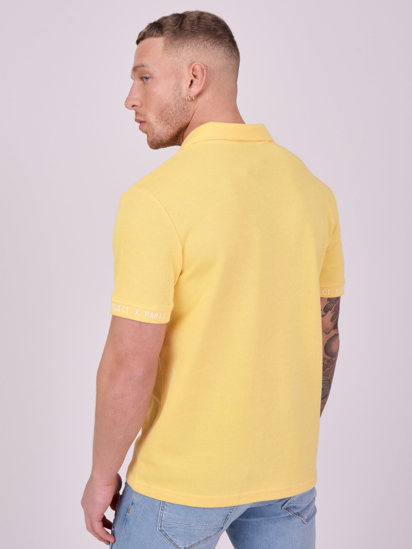 2210201-jaune-modelshot