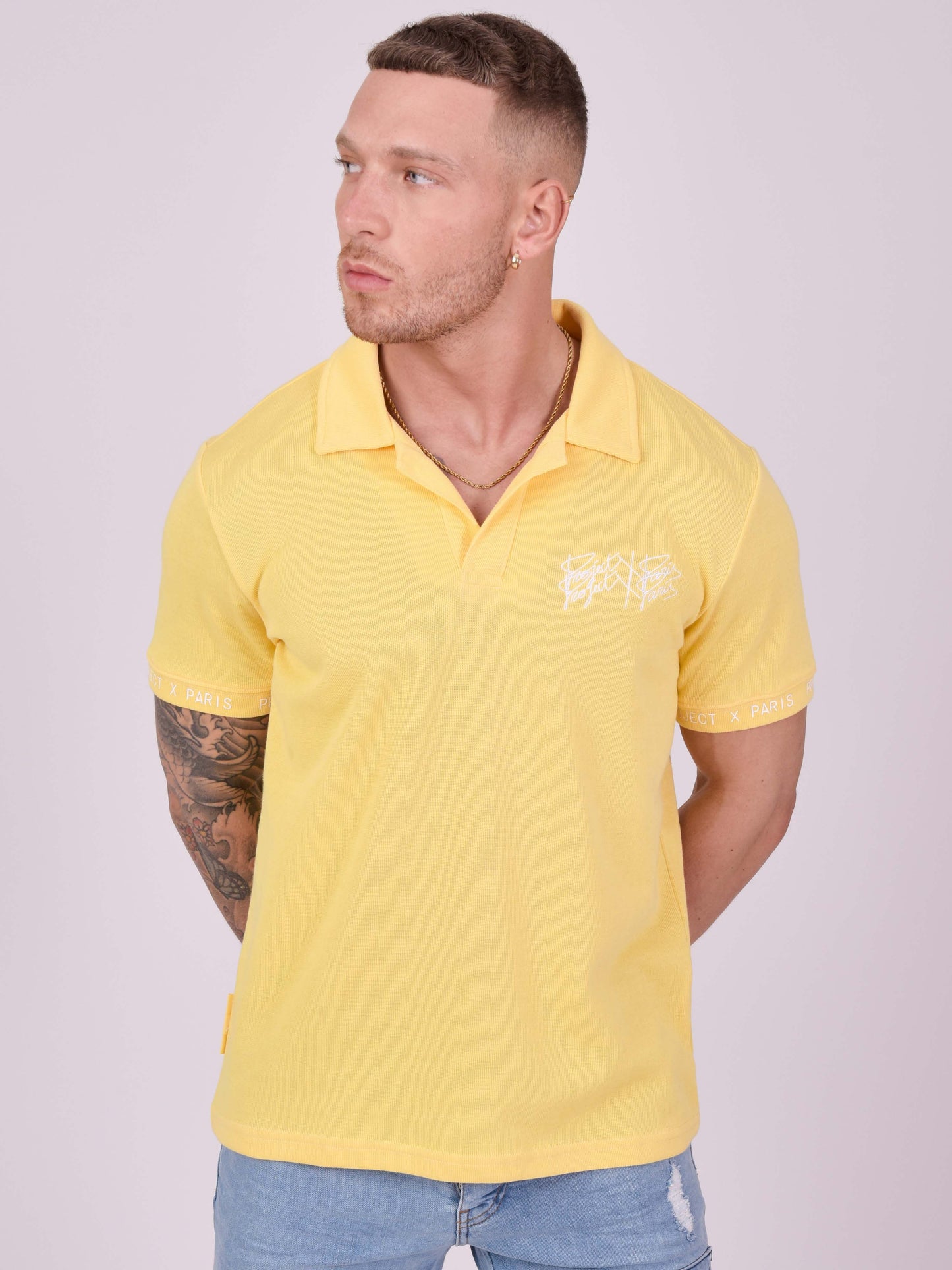 2210201-jaune-modelshot