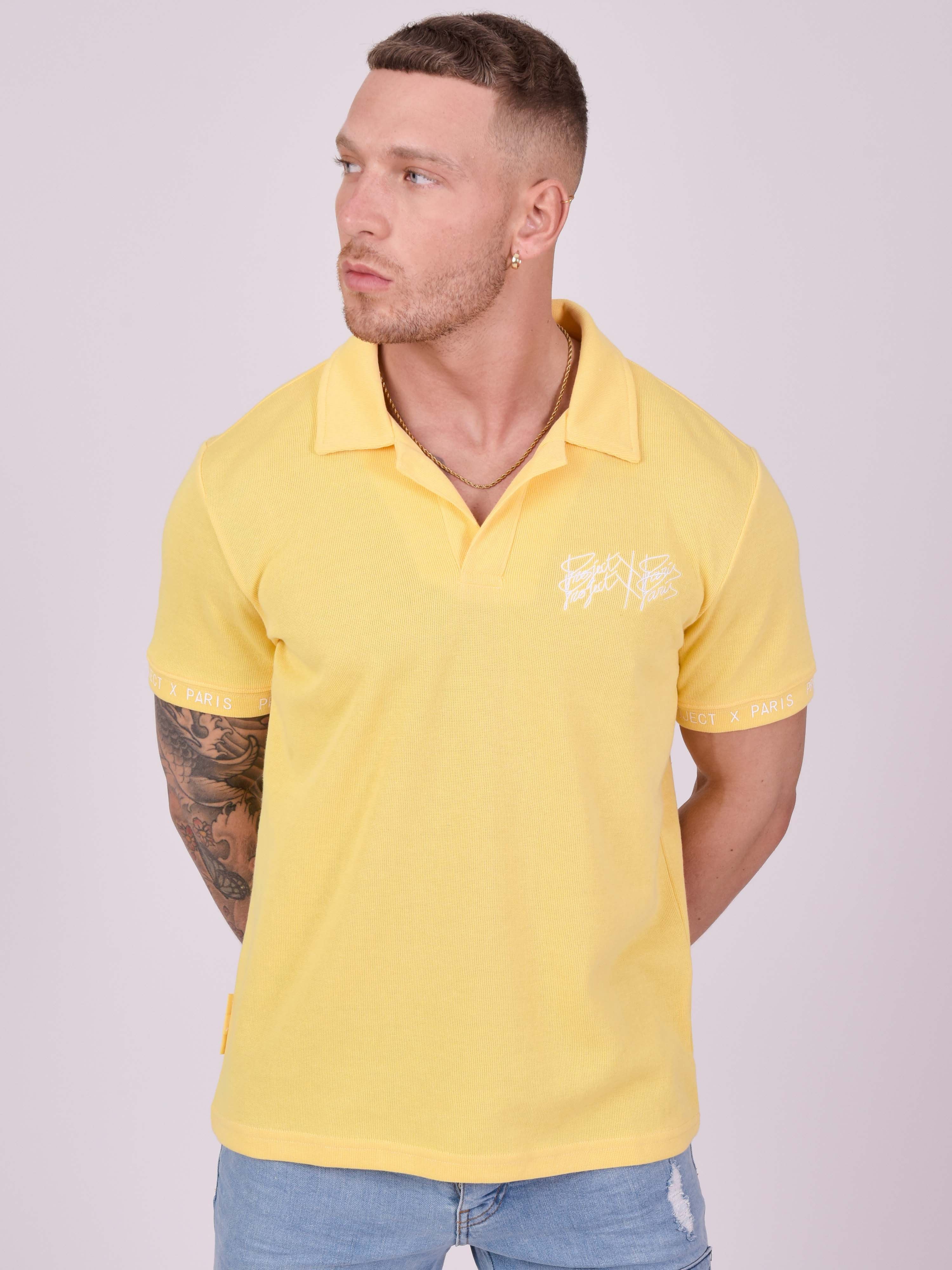 2210201-jaune-modelshot
