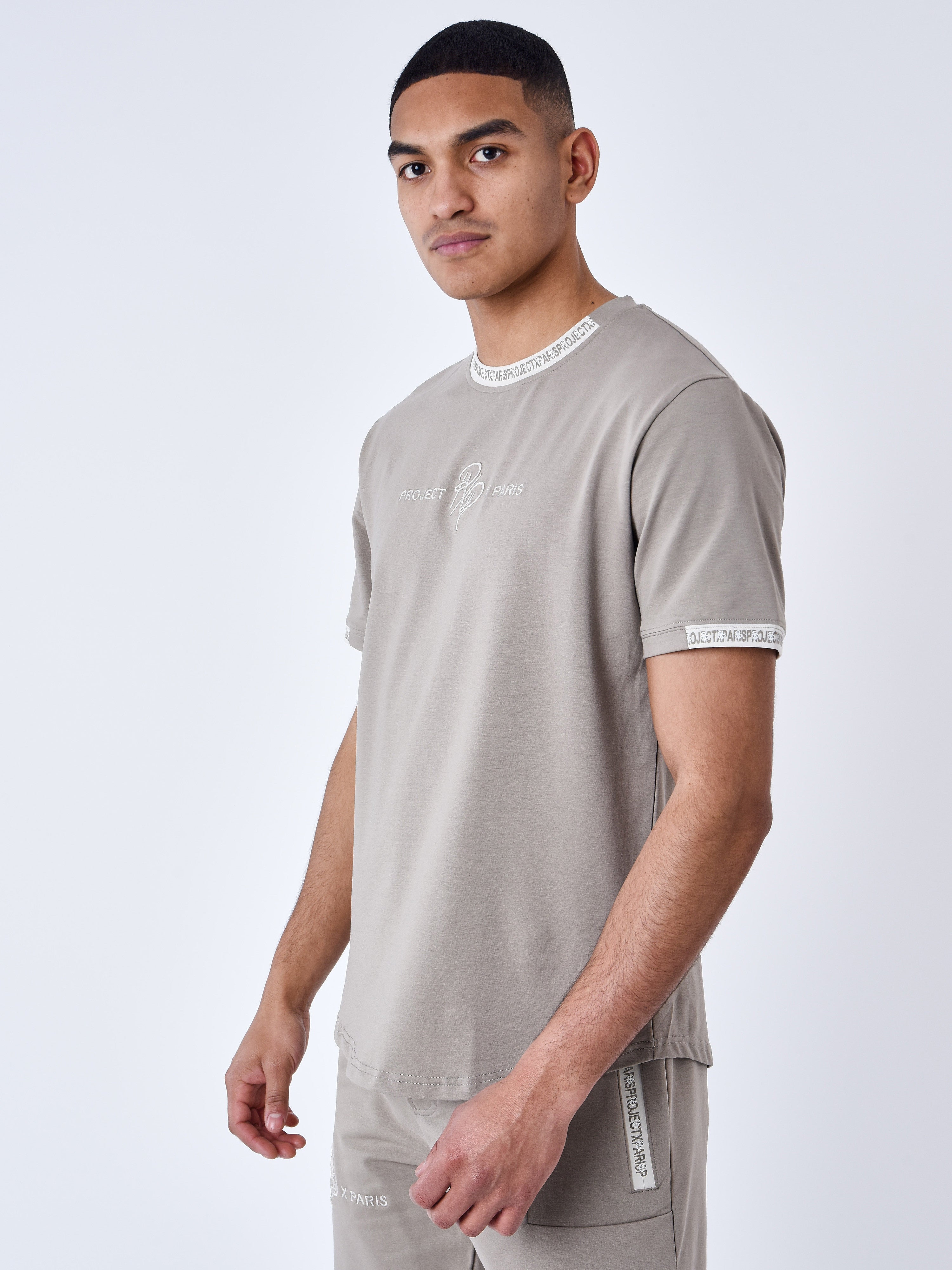 2210218-taupe-modelshot