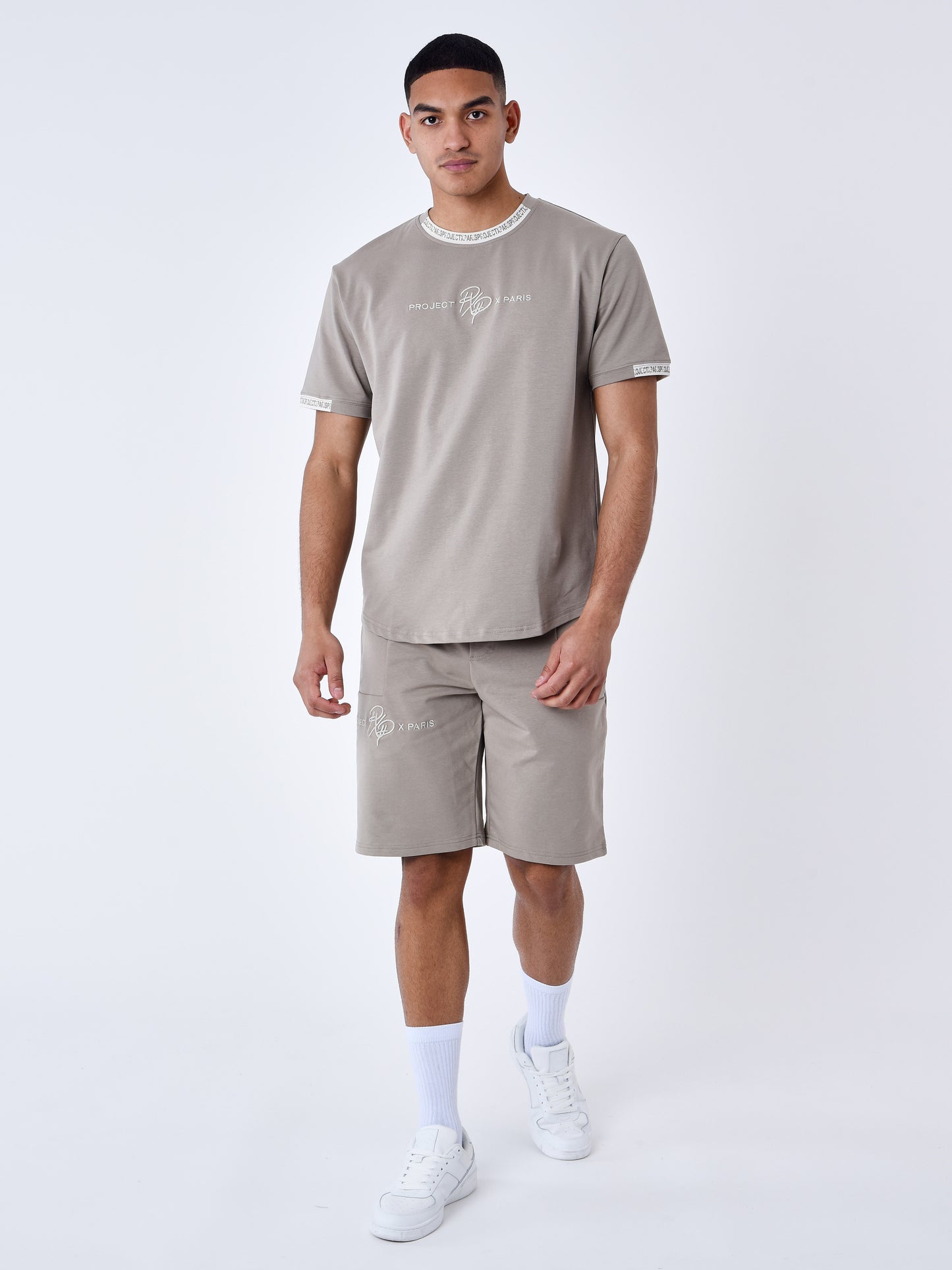 2210218-taupe-modelshot