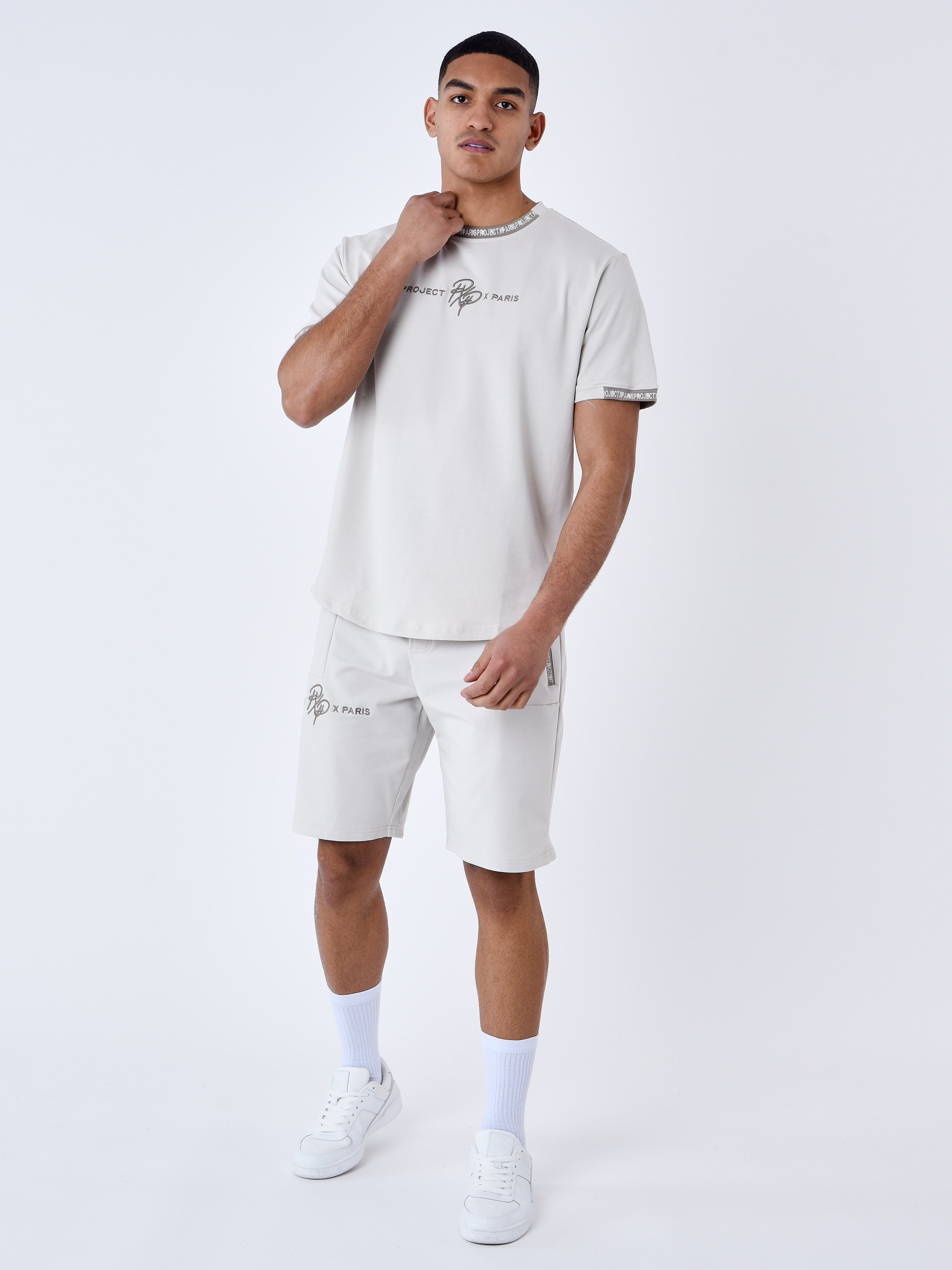 2210218-greige-modelshot
