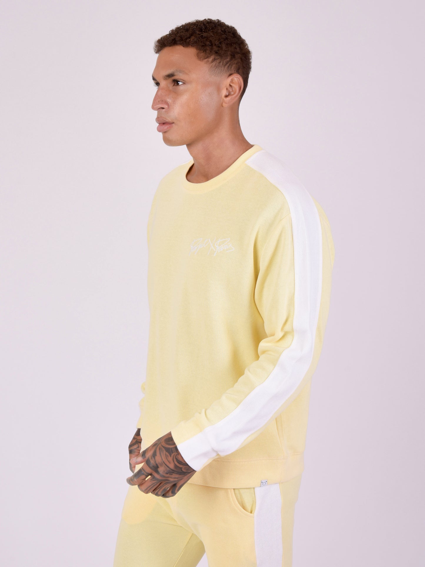 2220137-jaune-modelshot