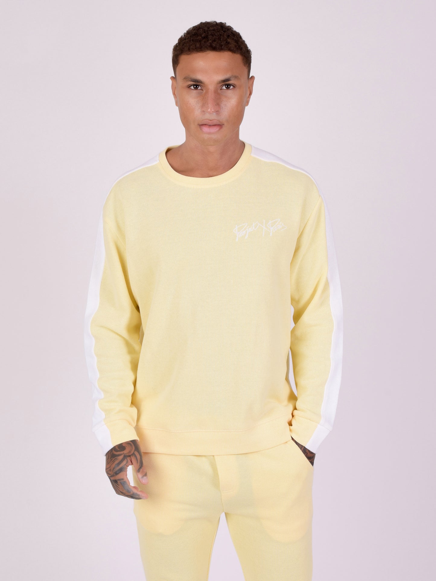 2220137-jaune-modelshot