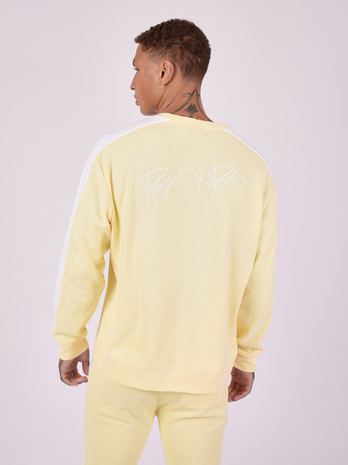 2220137-jaune-modelshot