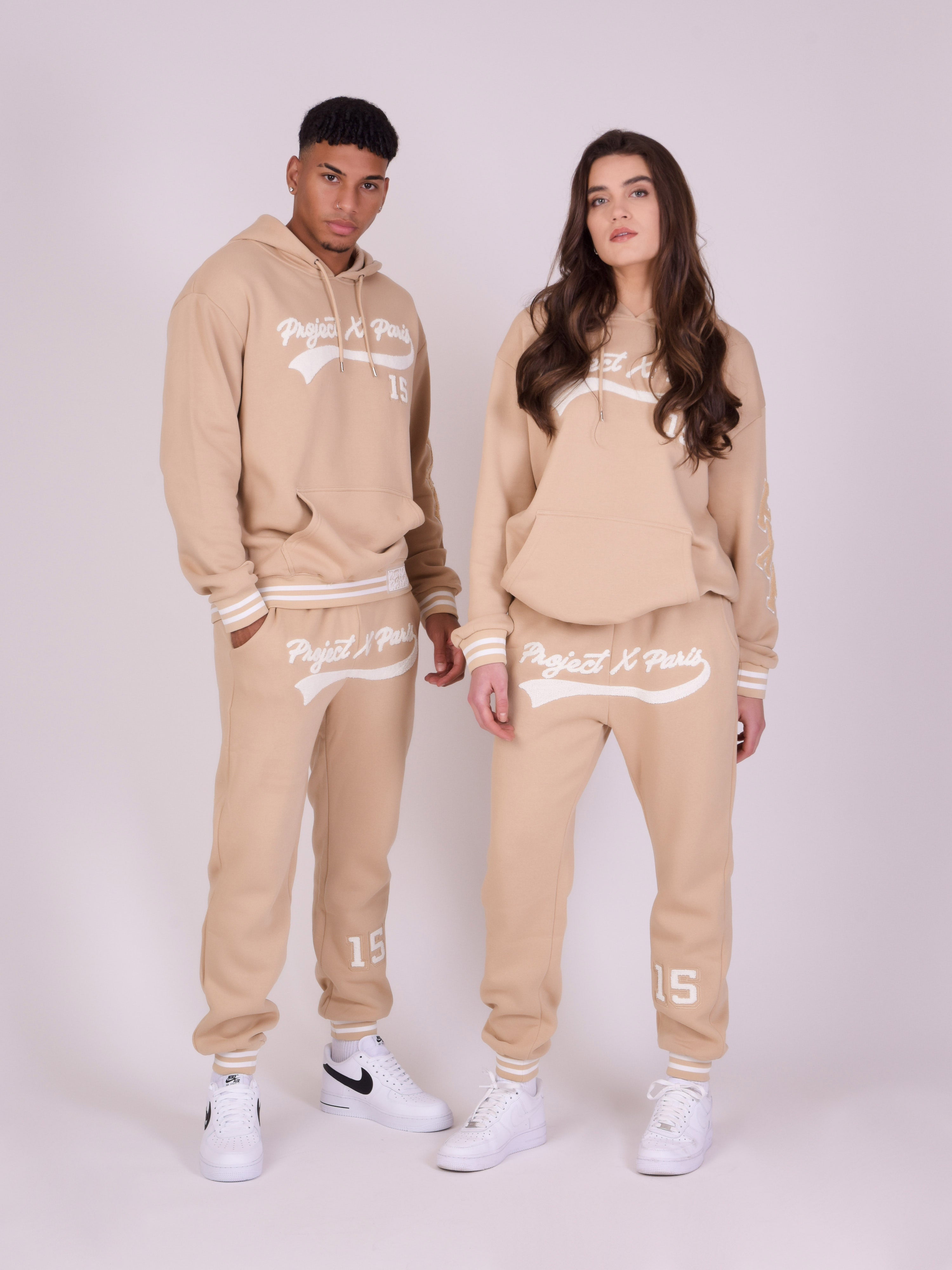 Sudadera con capucha estilo universitario con logo-3
