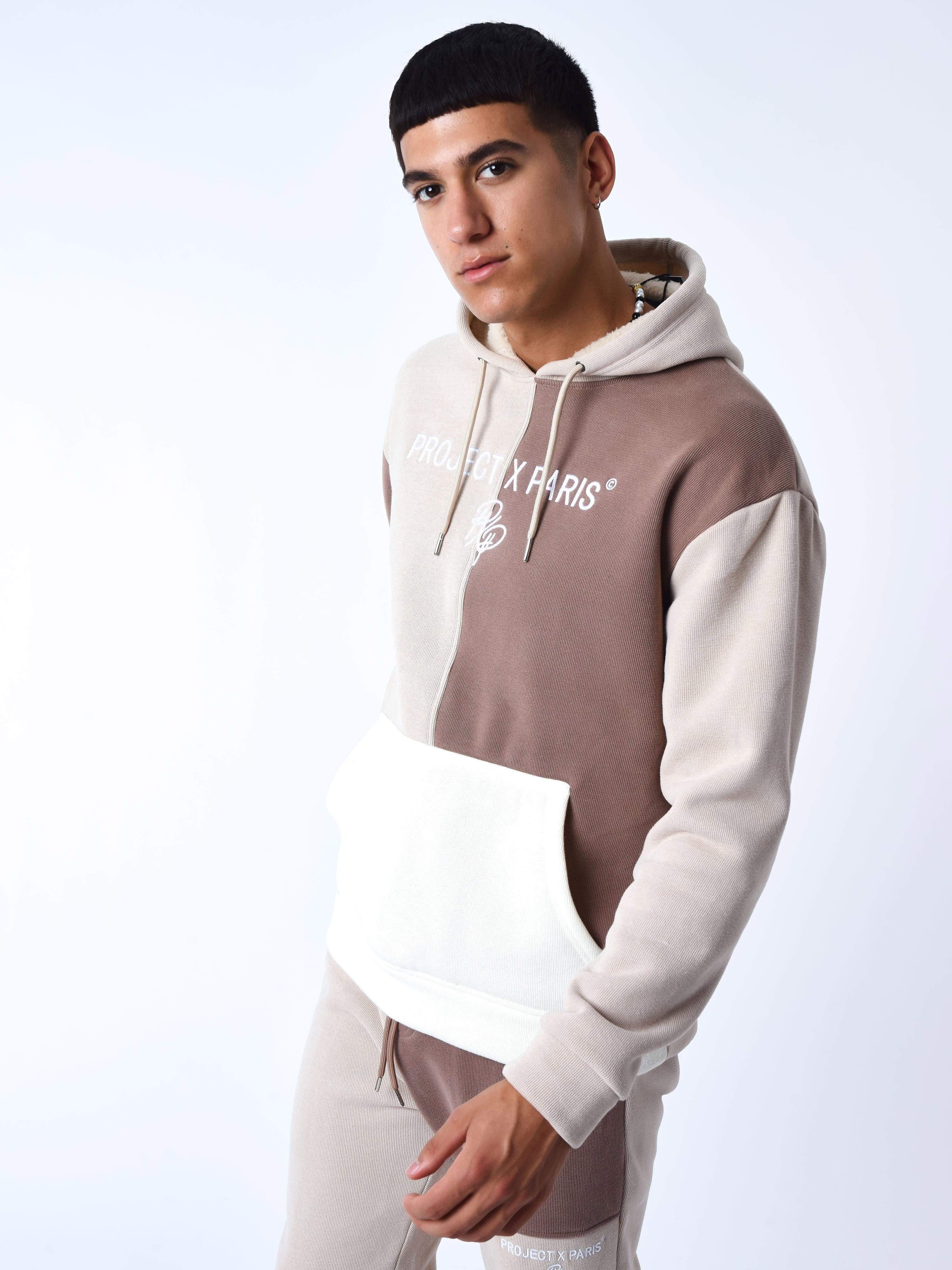 Dreifarbiger Kapuzenpullover aus Strick-4