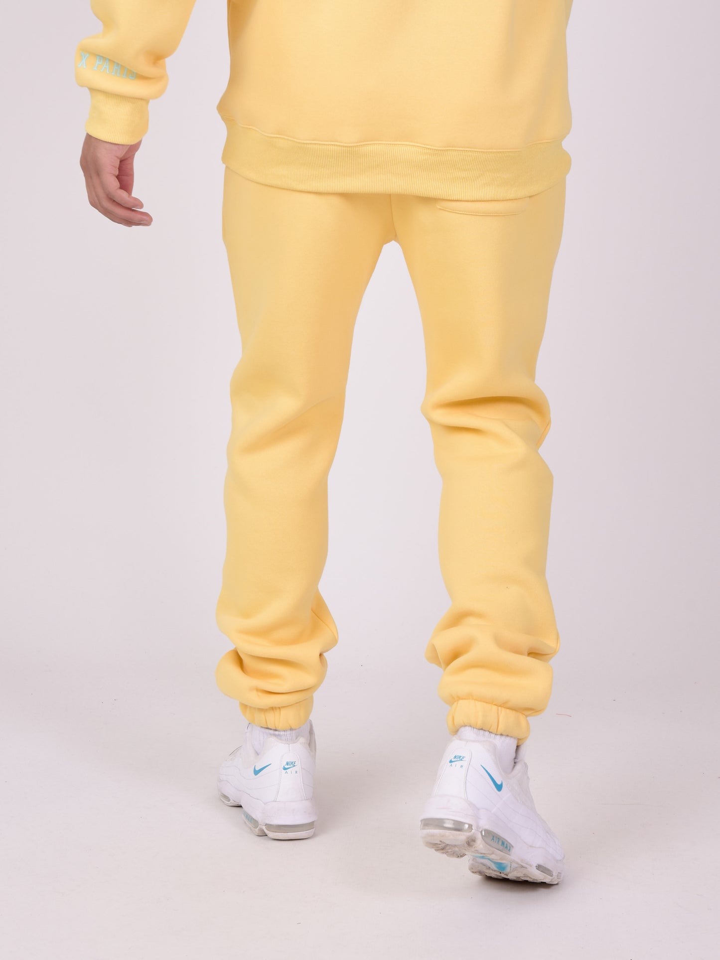 2240134-jaune-modelshot
