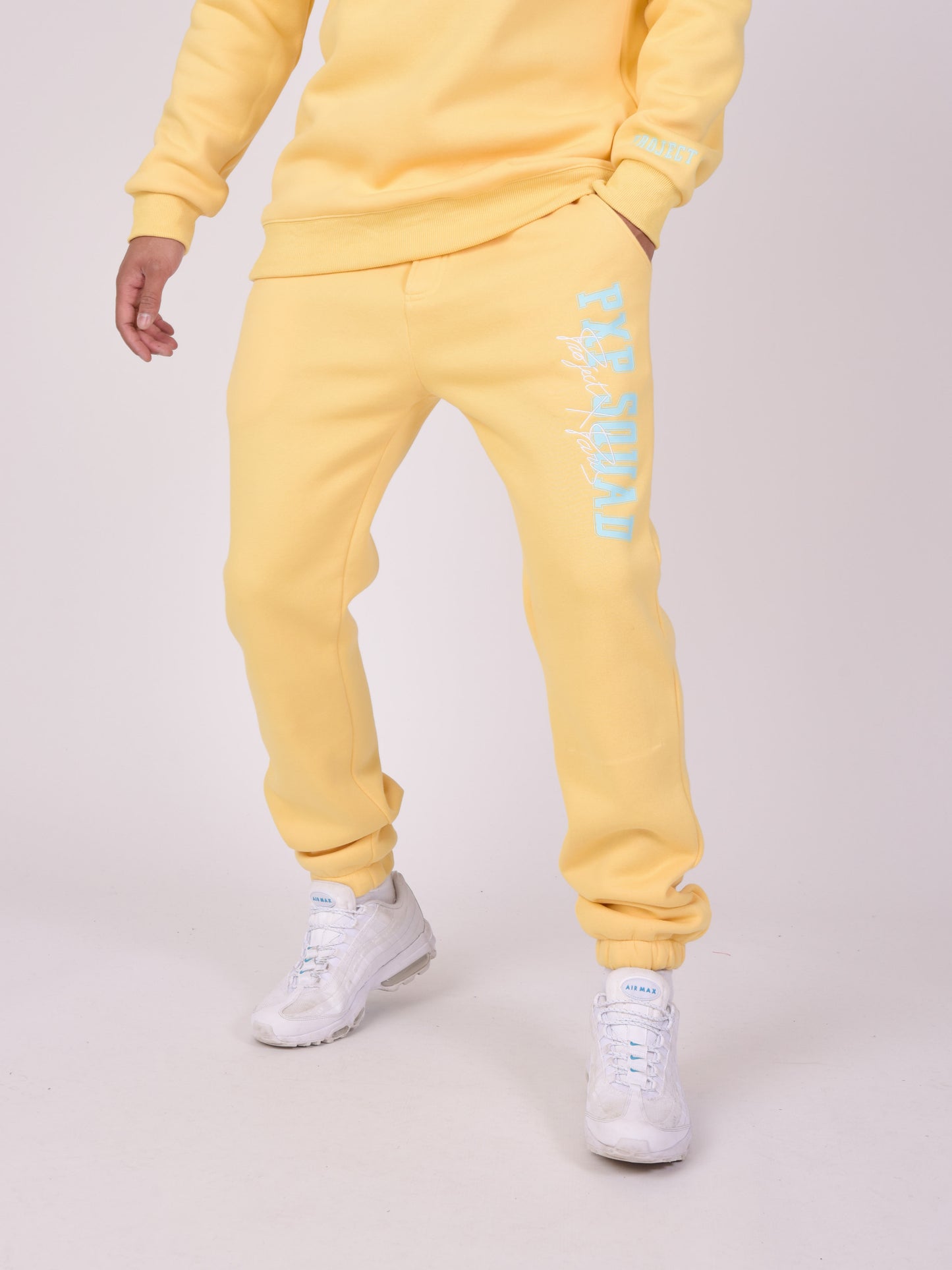 2240134-jaune-modelshot