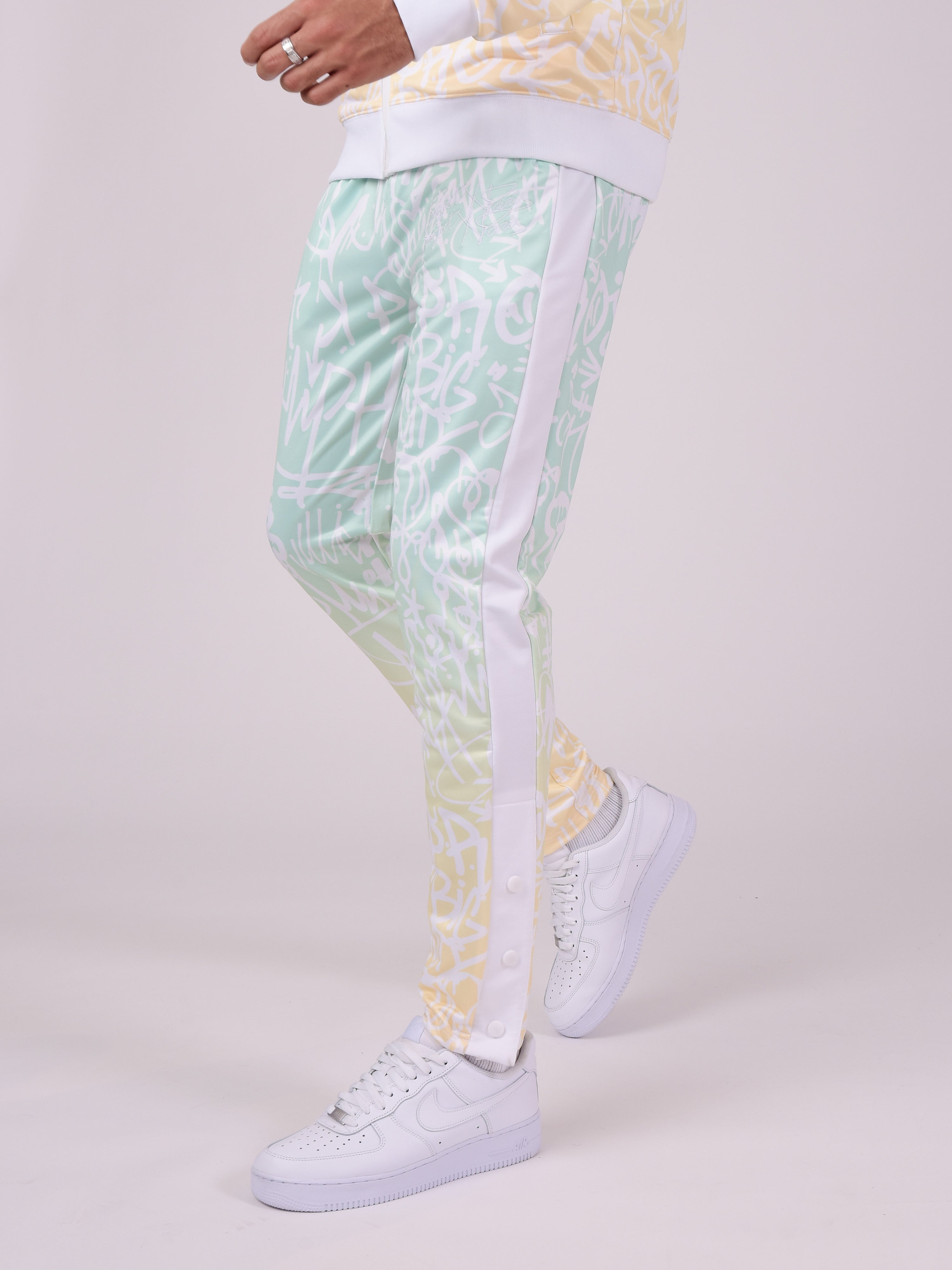 Gradient graffiti pants-4