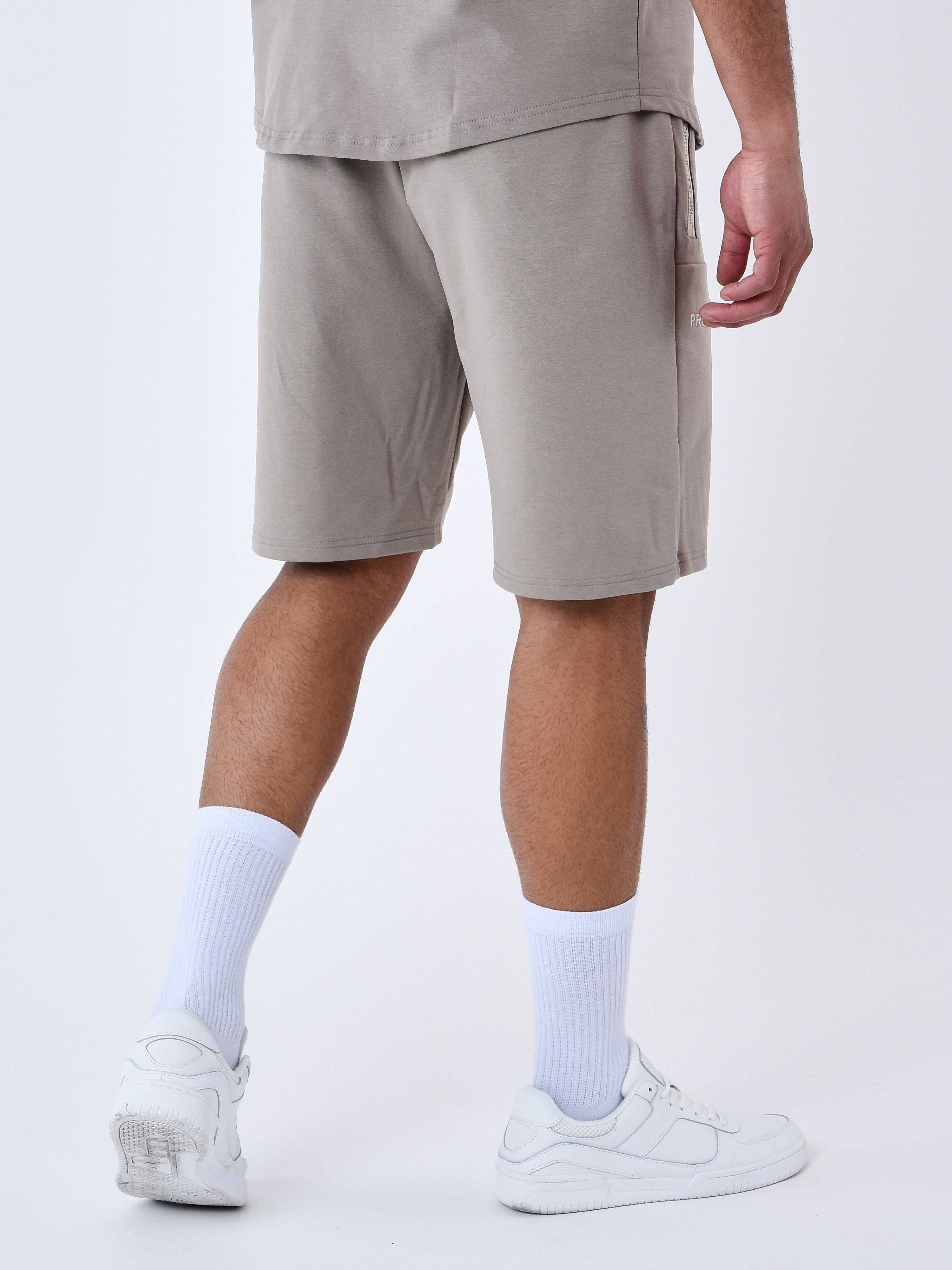 2240218-taupe-modelshot