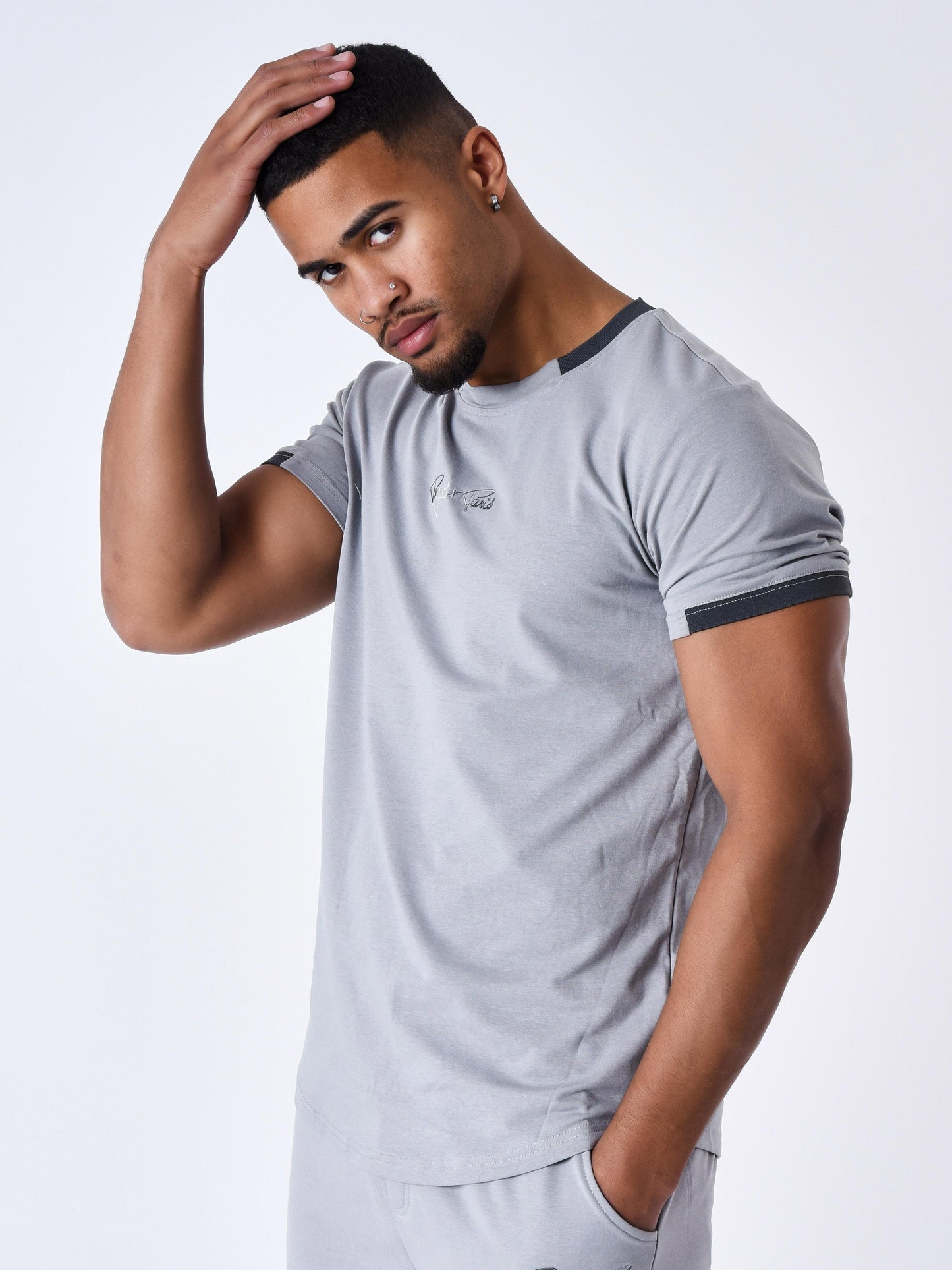 2310035-gris-clair-modelshot