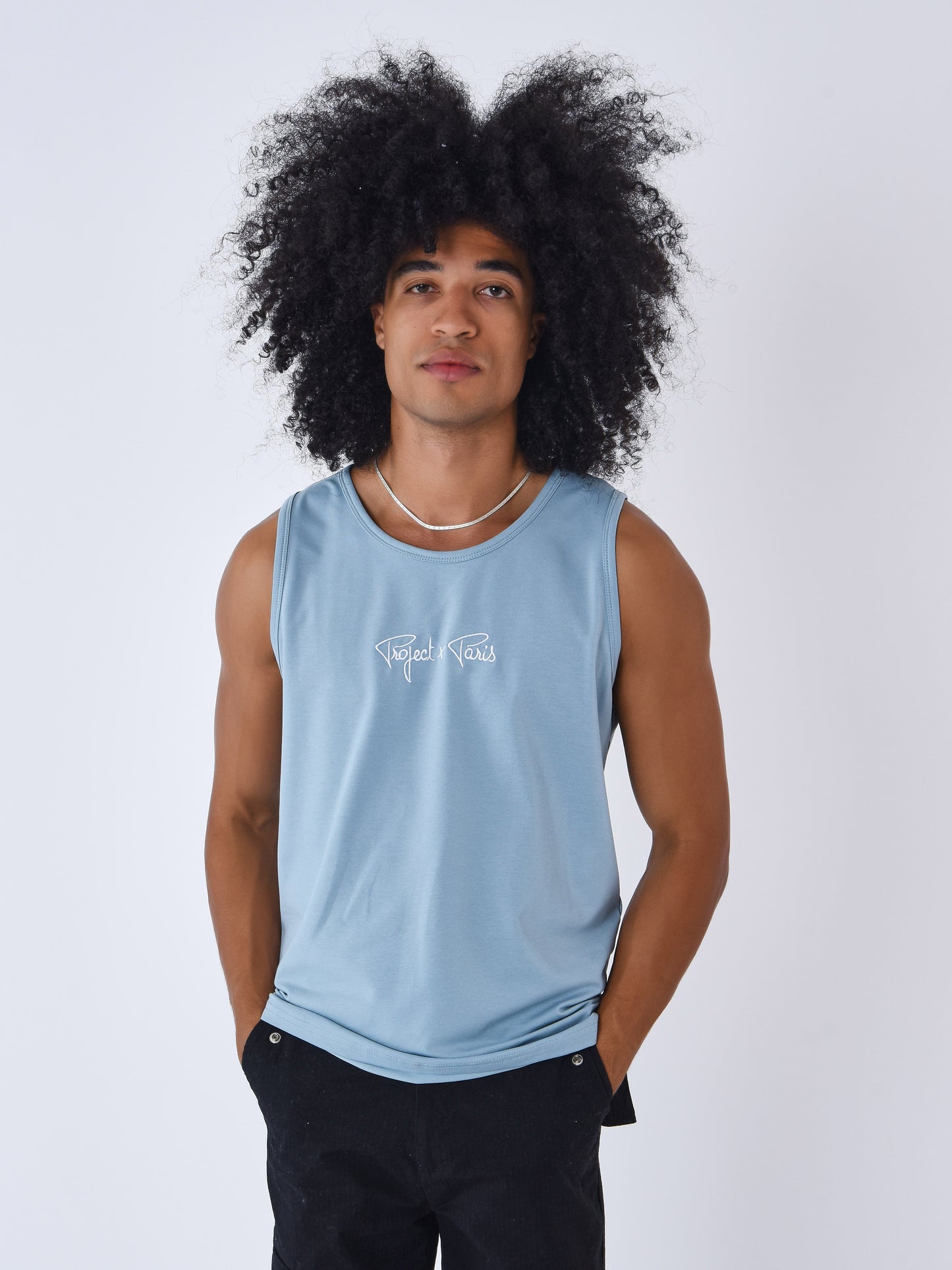 2310046-bleu-gris-modelshot