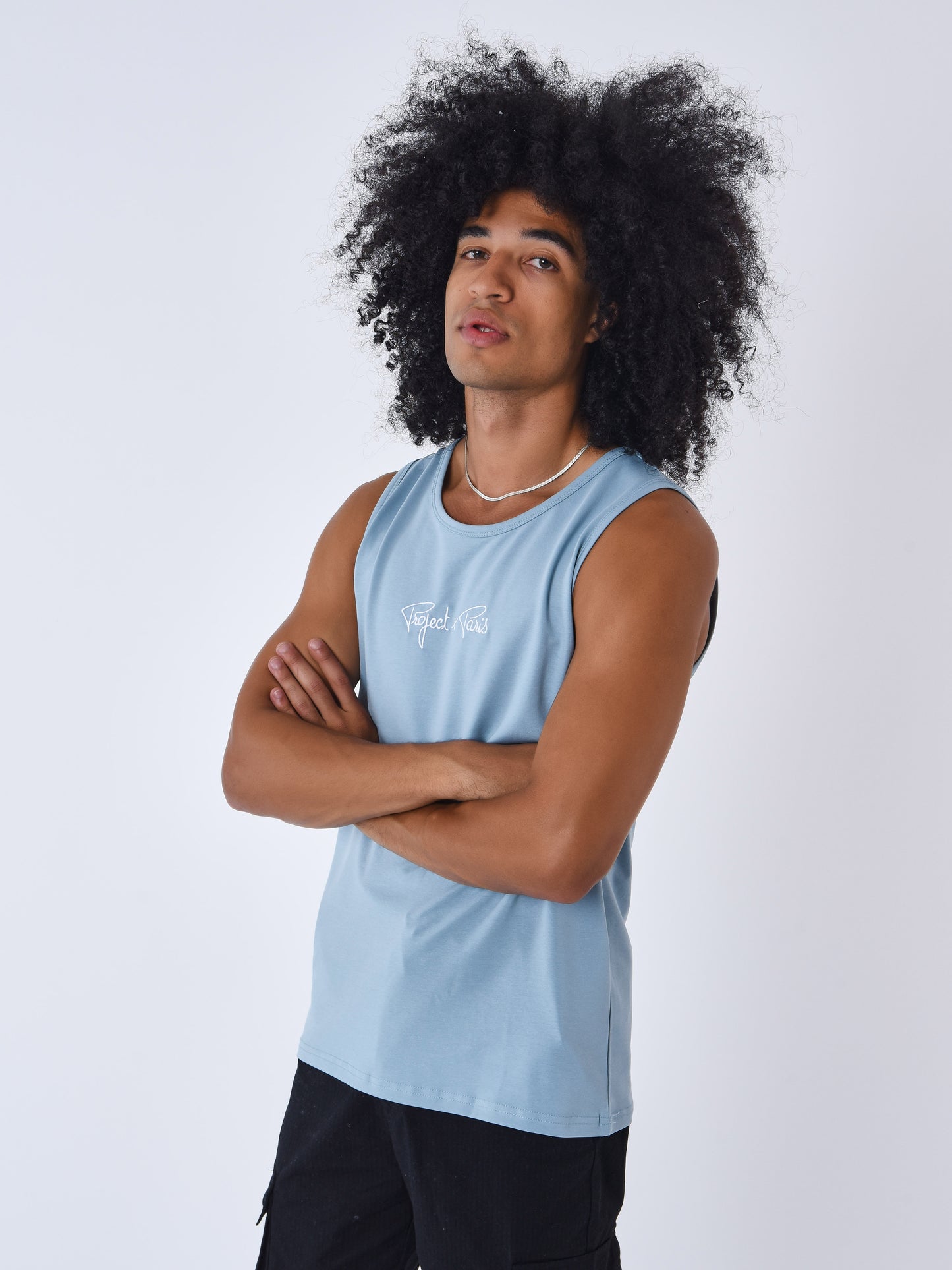 2310046-bleu-gris-modelshot