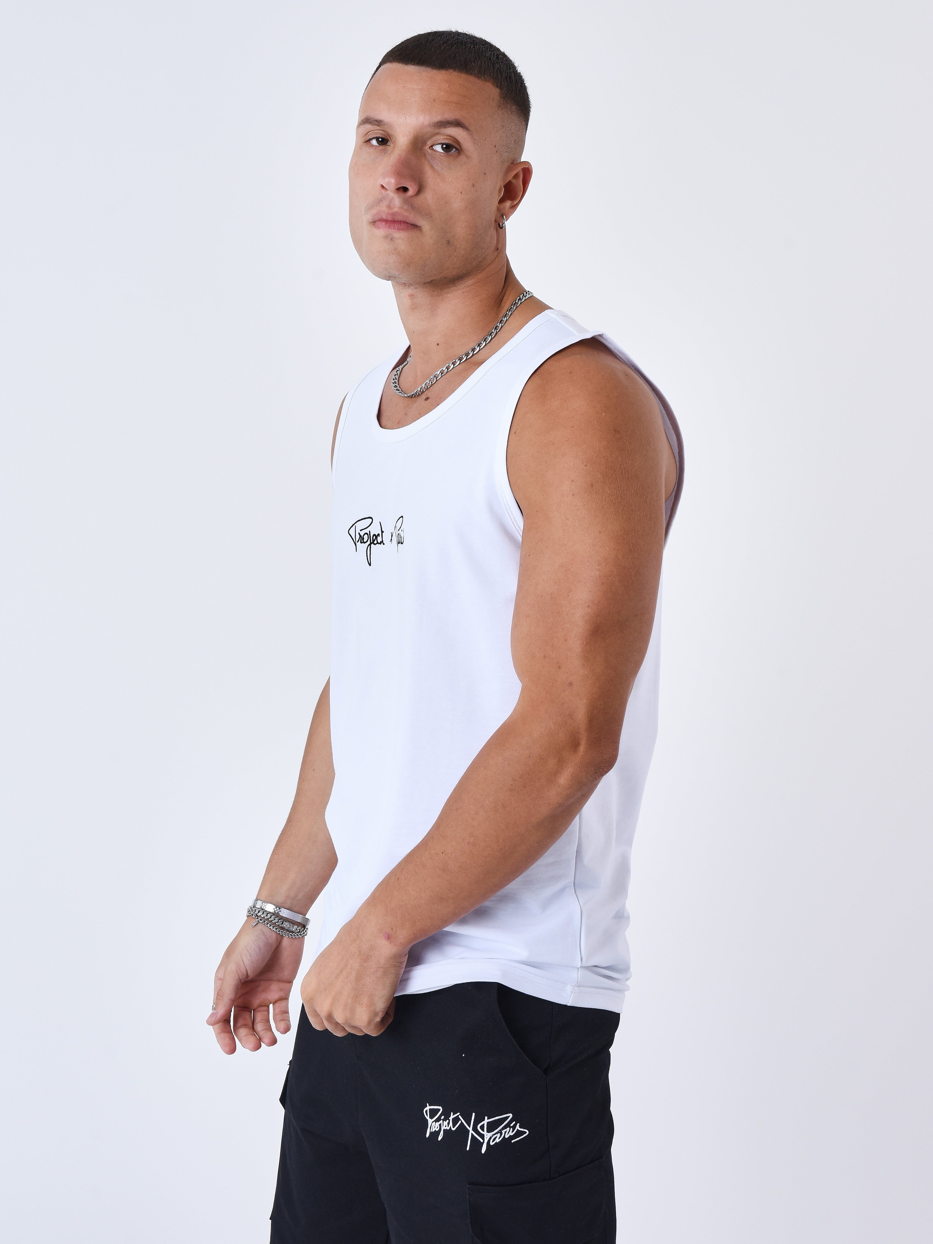2310046-blanc-modelshot