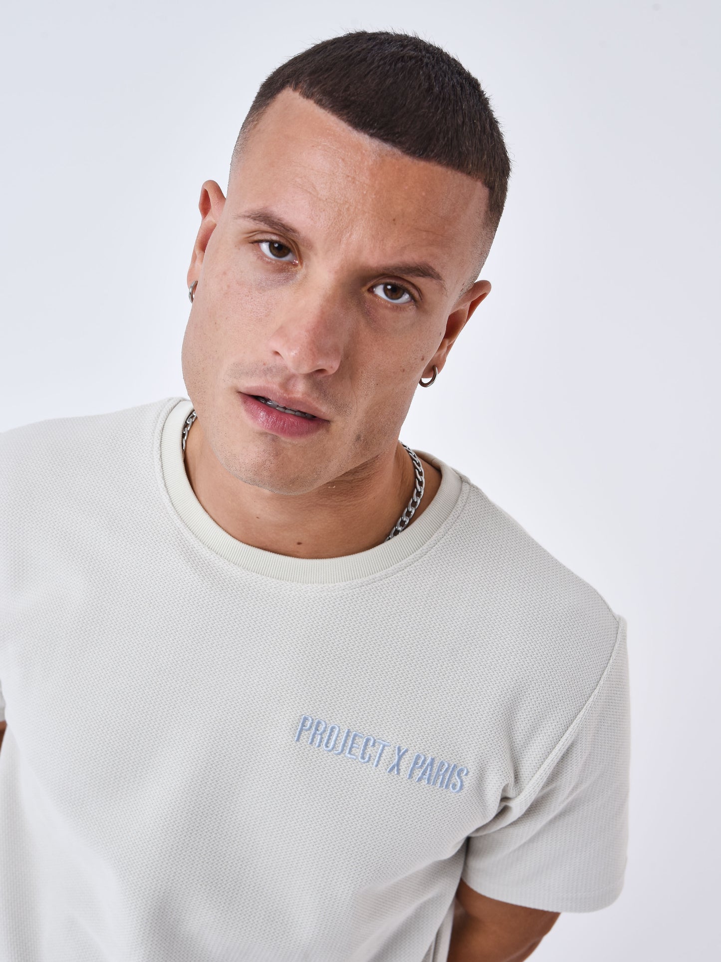 2310049-greige-modelshot