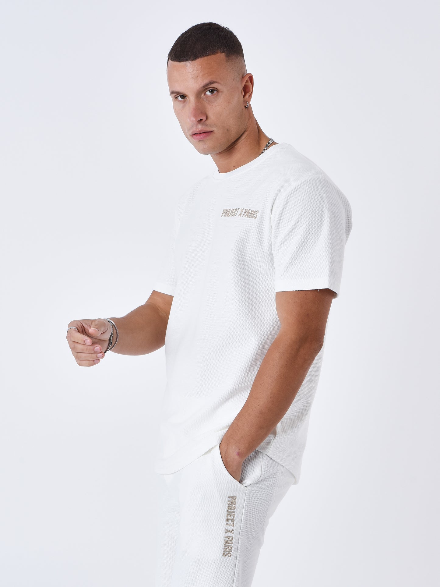 2310049-blanc-casse