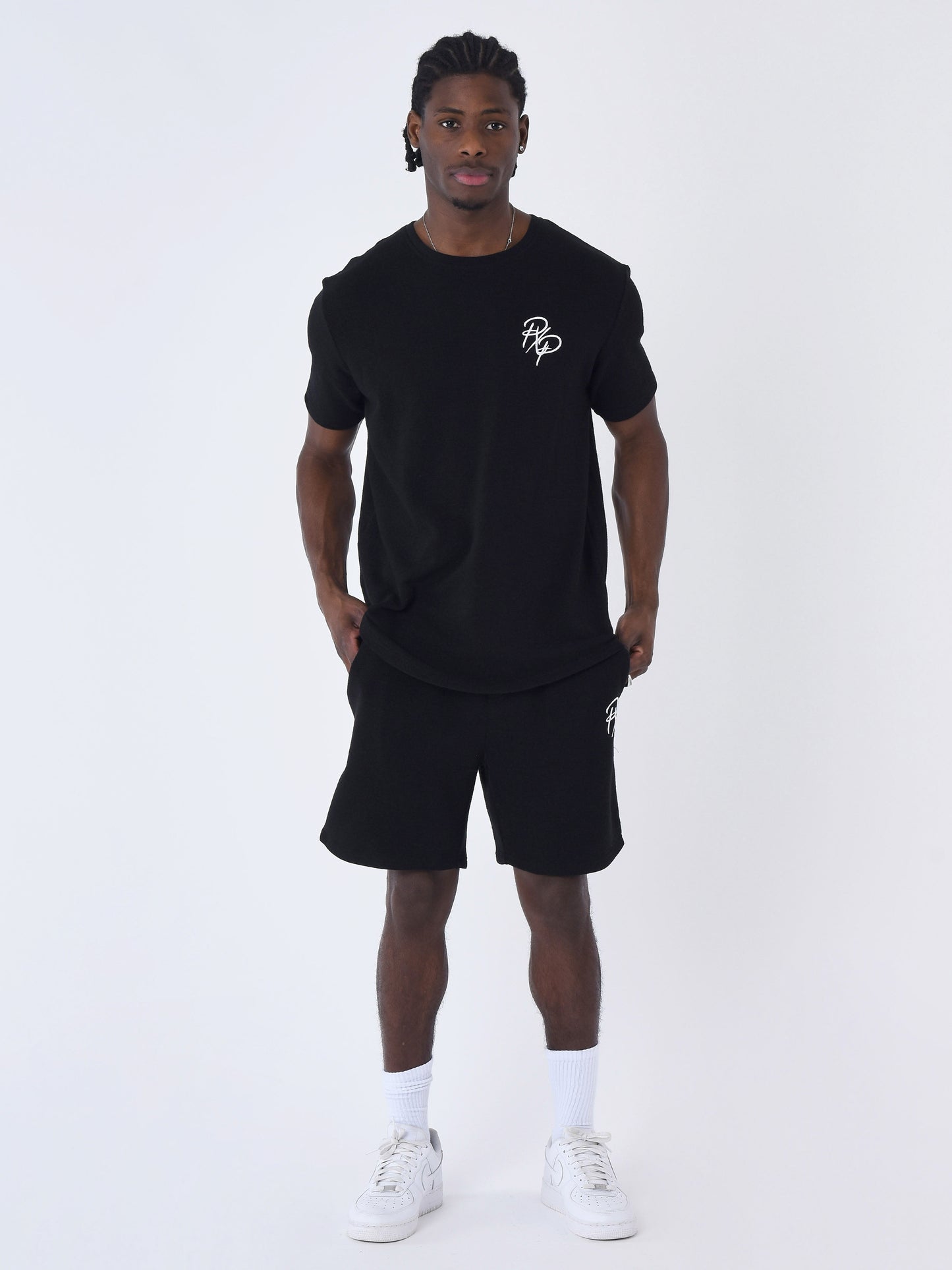 2310050-noir-modelshot