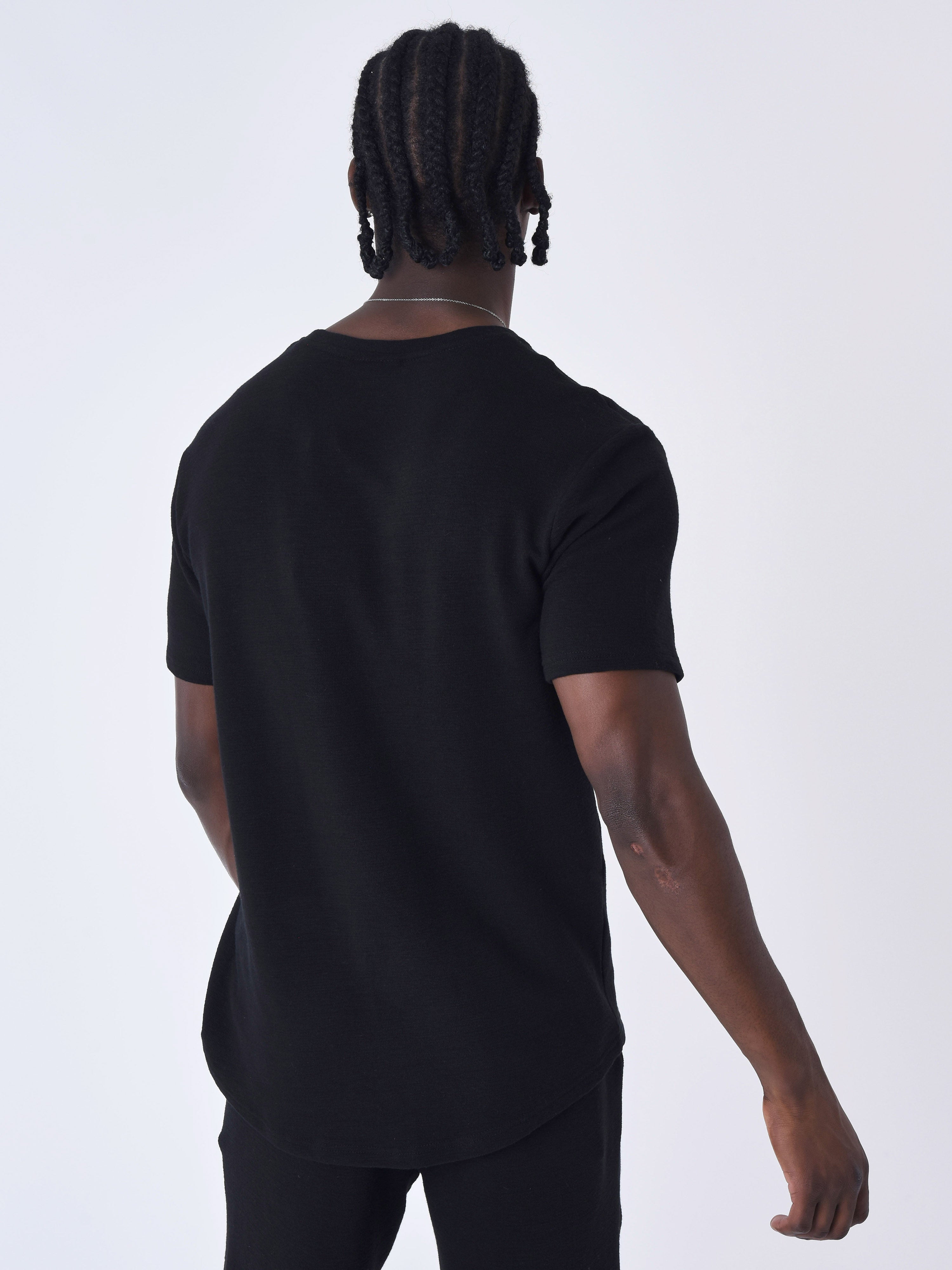 2310050-noir-modelshot
