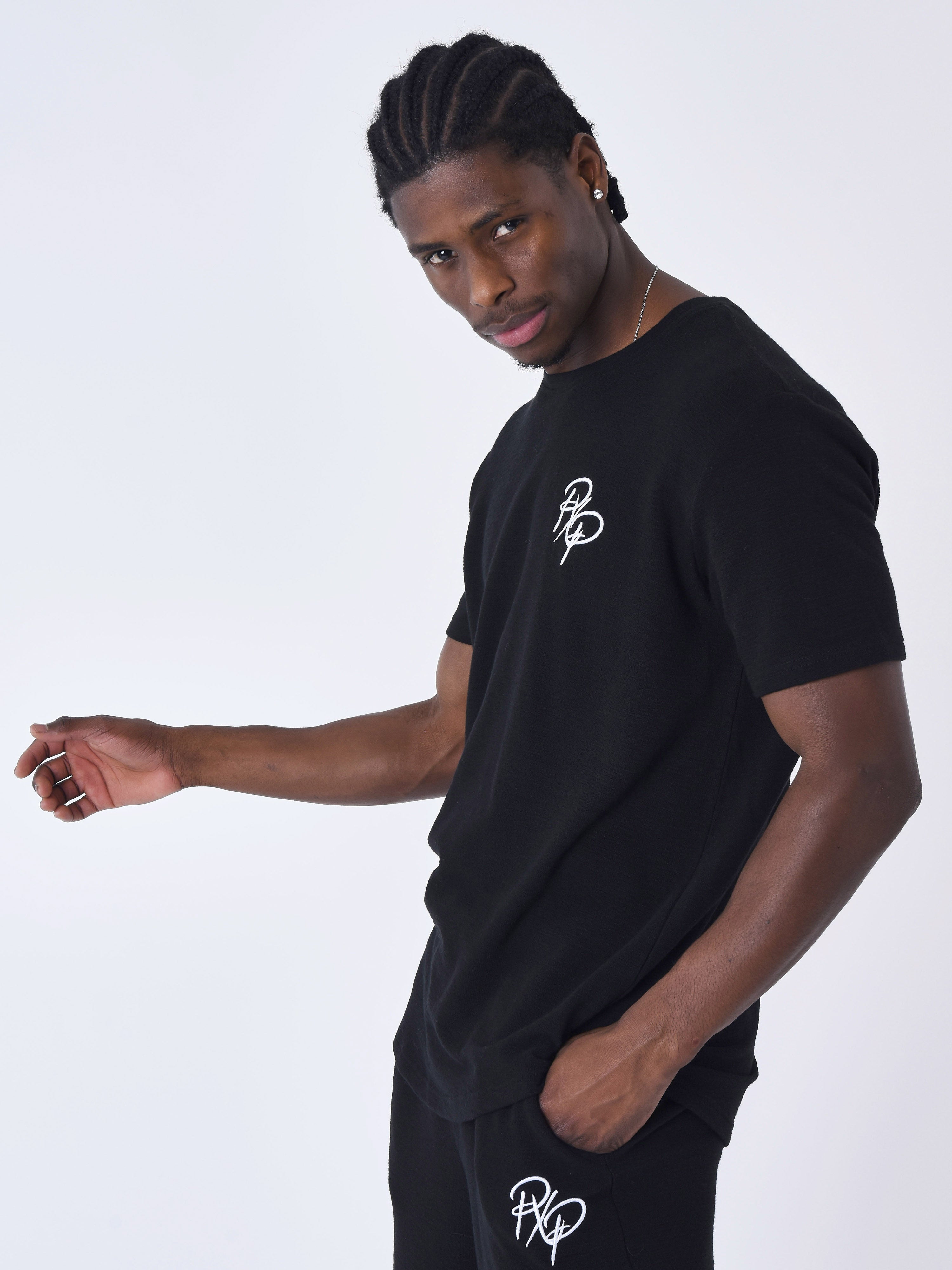 2310050-noir-modelshot