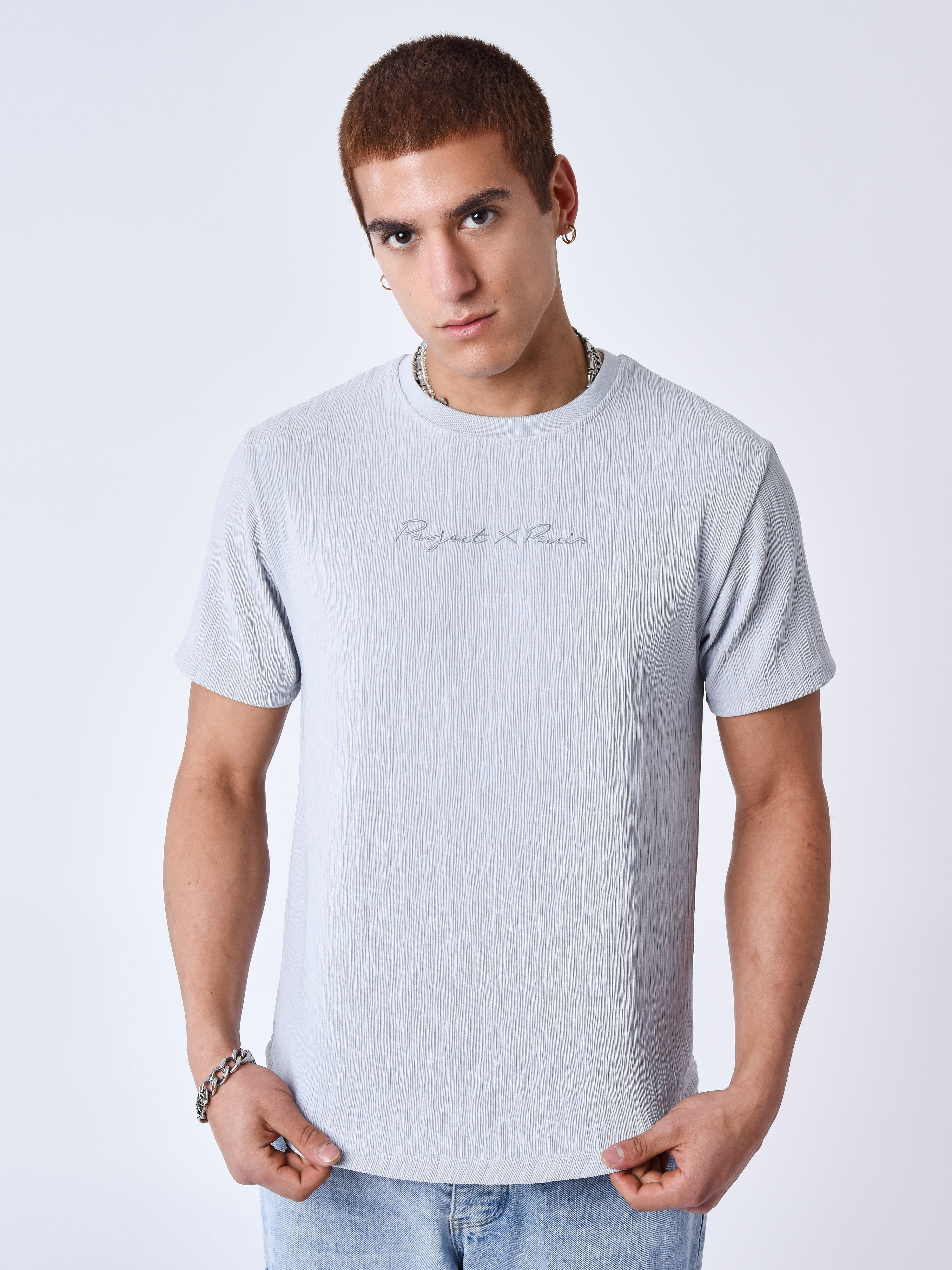 2310064-bleu-glacier-modelshot