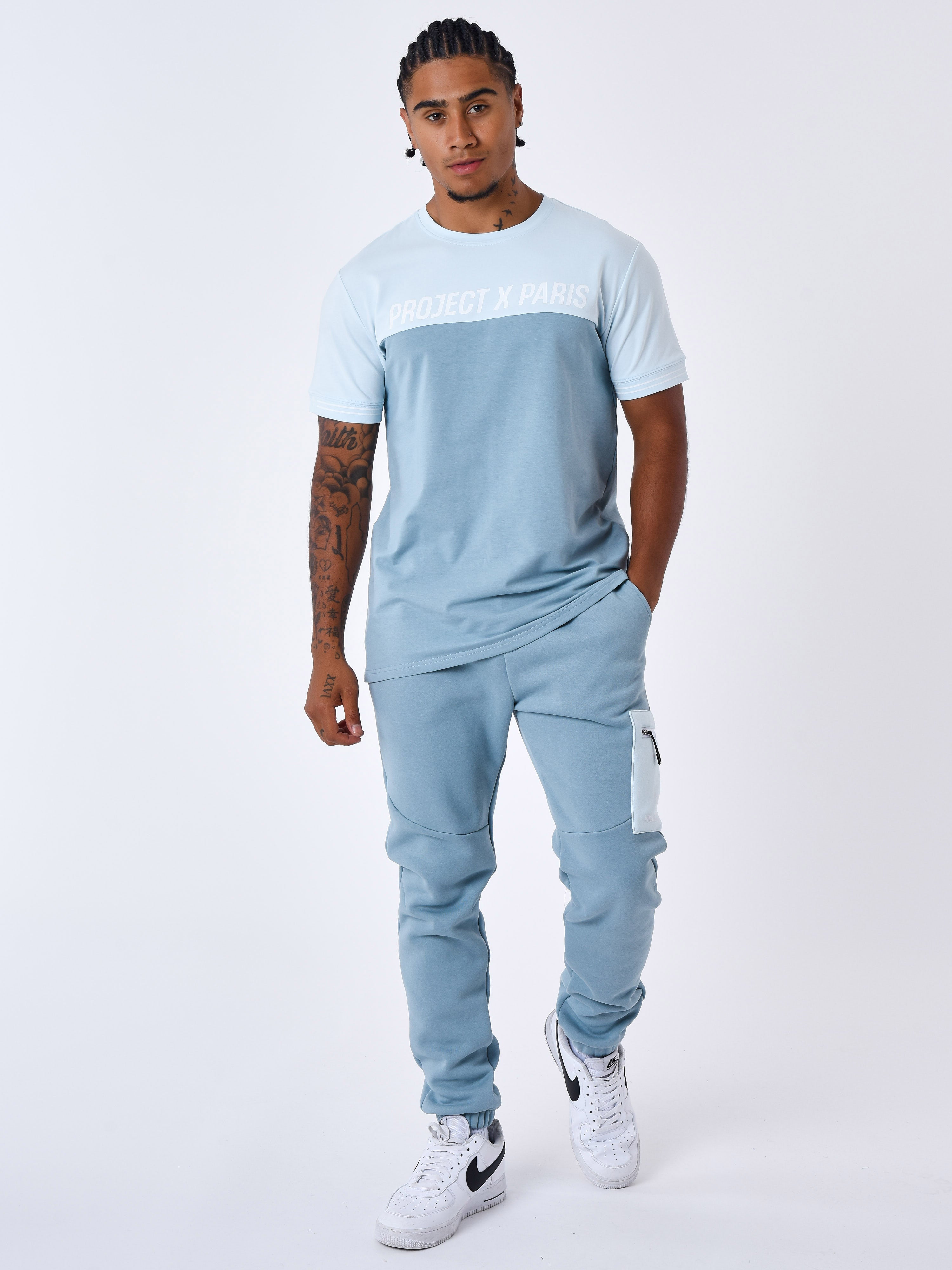 2310068-bleu-glacier-modelshot