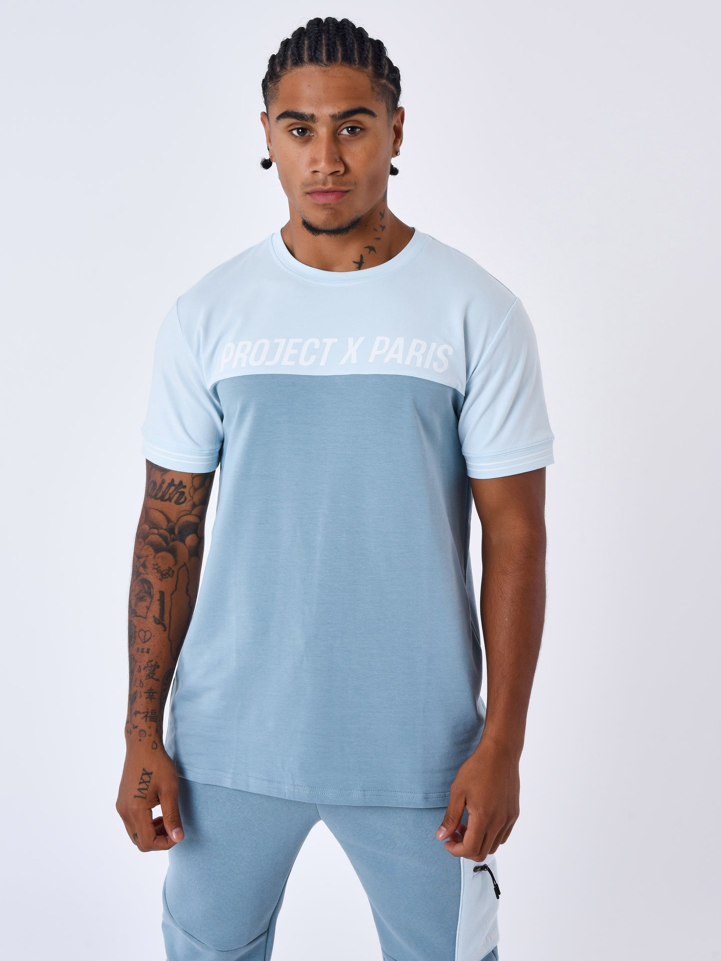 2310068-bleu-glacier-modelshot
