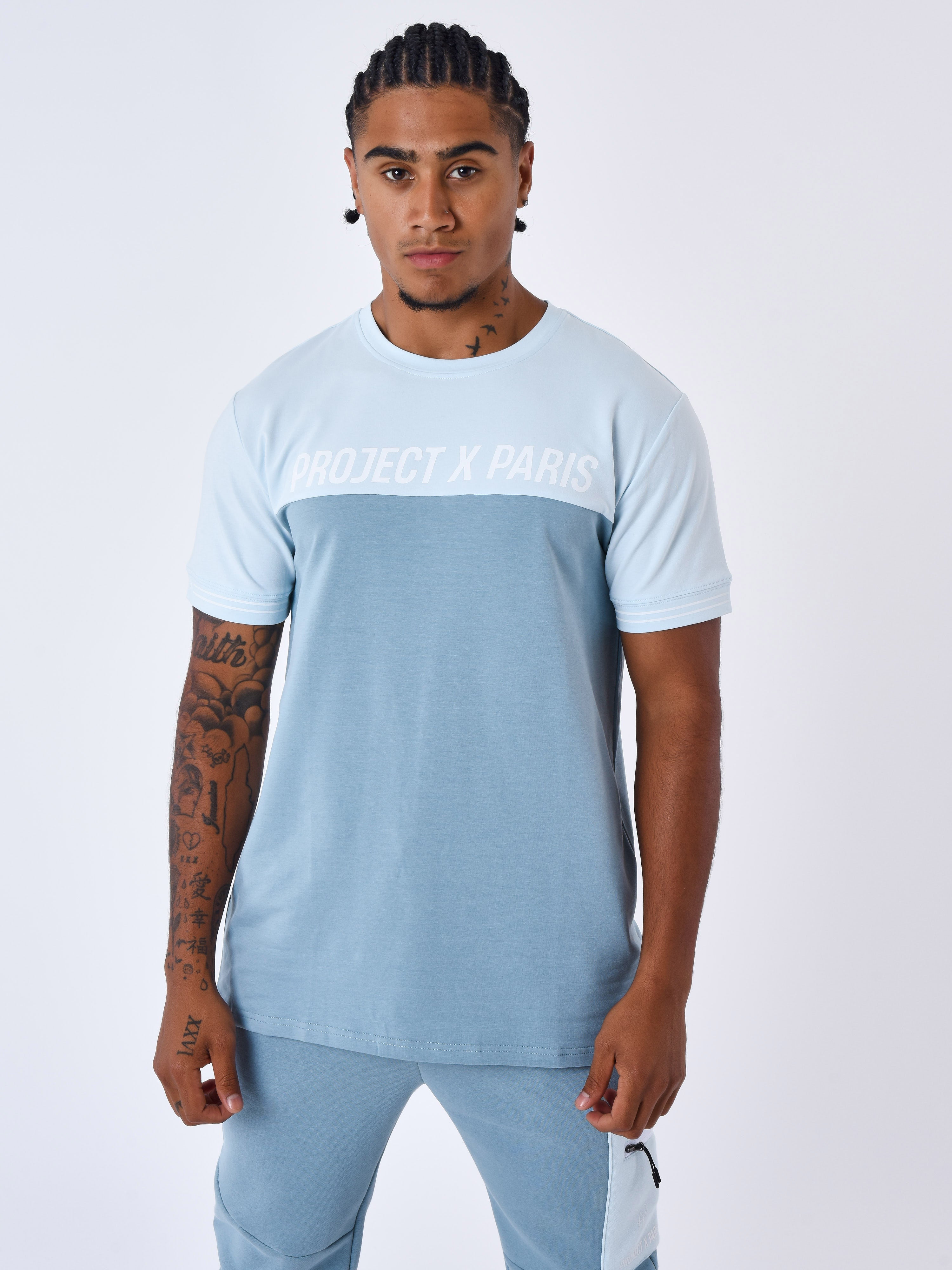 2310068-bleu-glacier-modelshot
