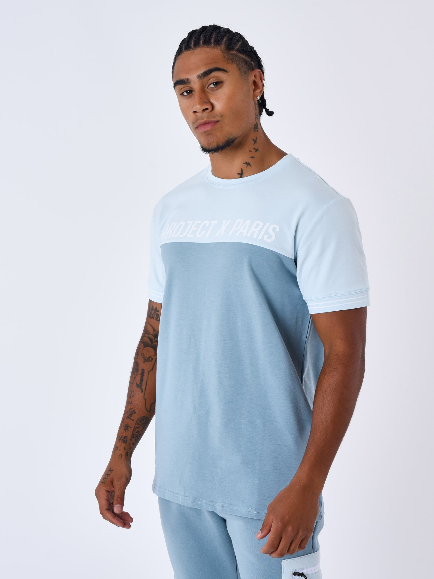 2310068-bleu-glacier-modelshot