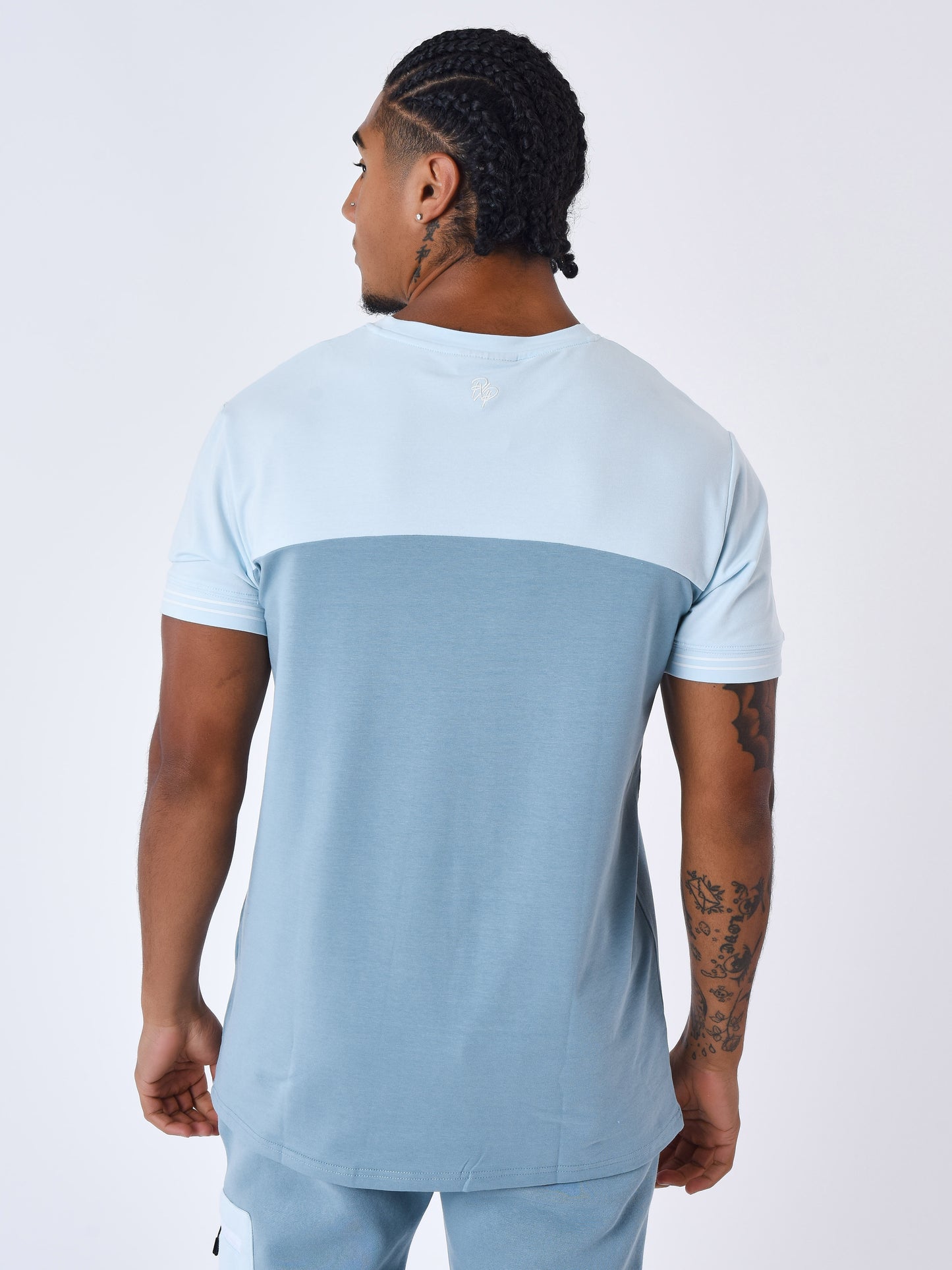 2310068-bleu-glacier-modelshot