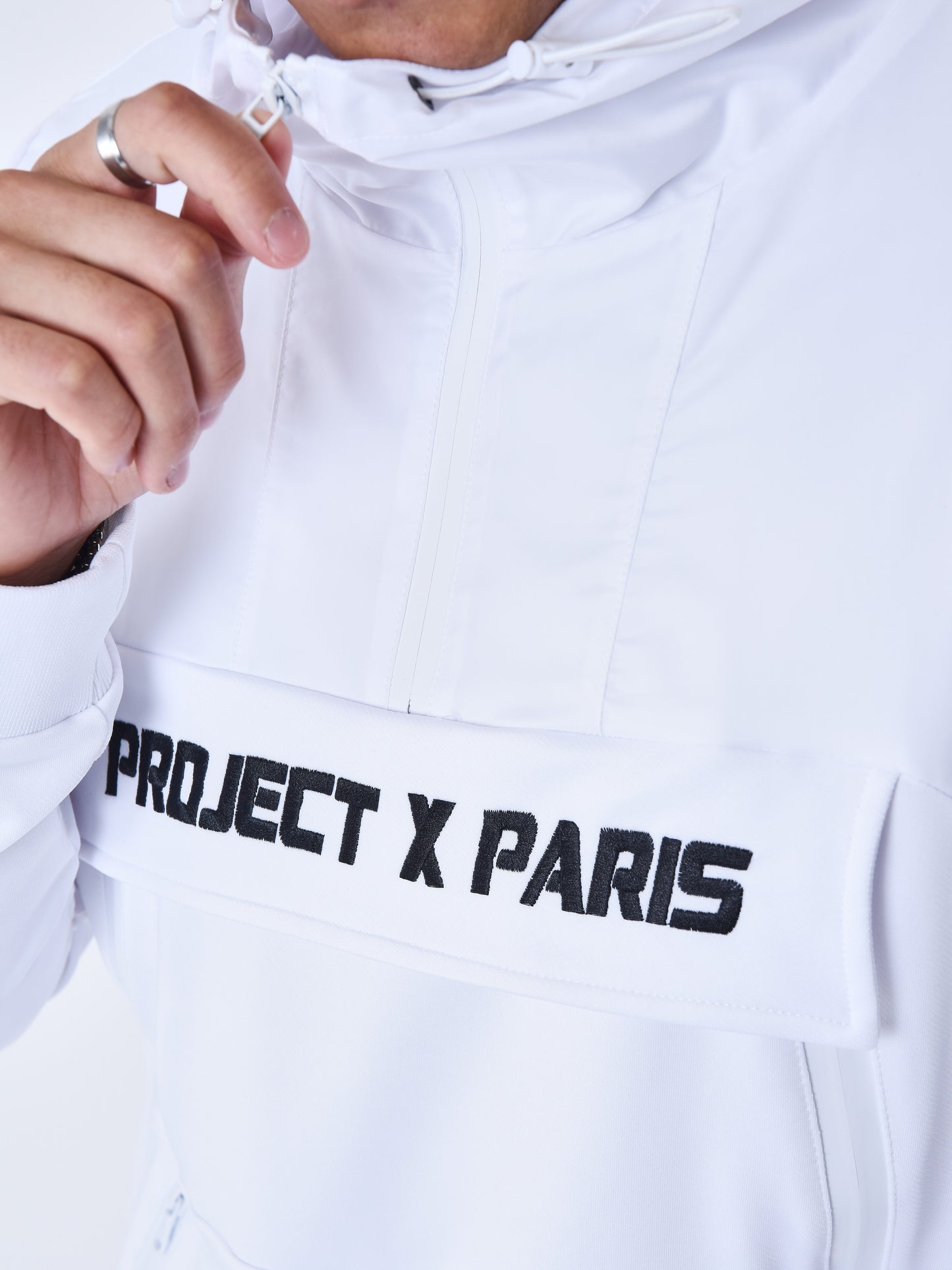 2322010-blanc