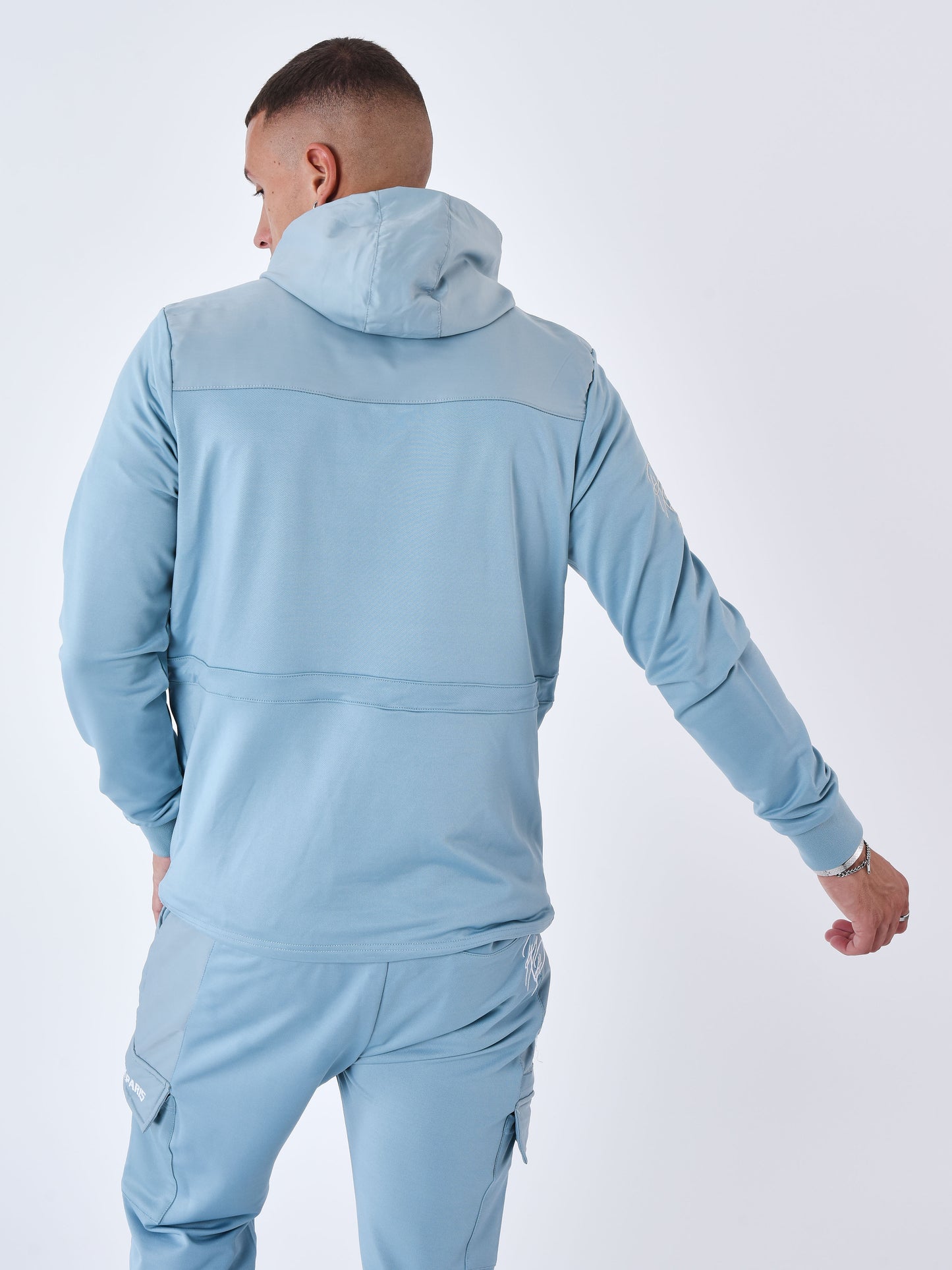 2322010-bleu-gris-modelshot