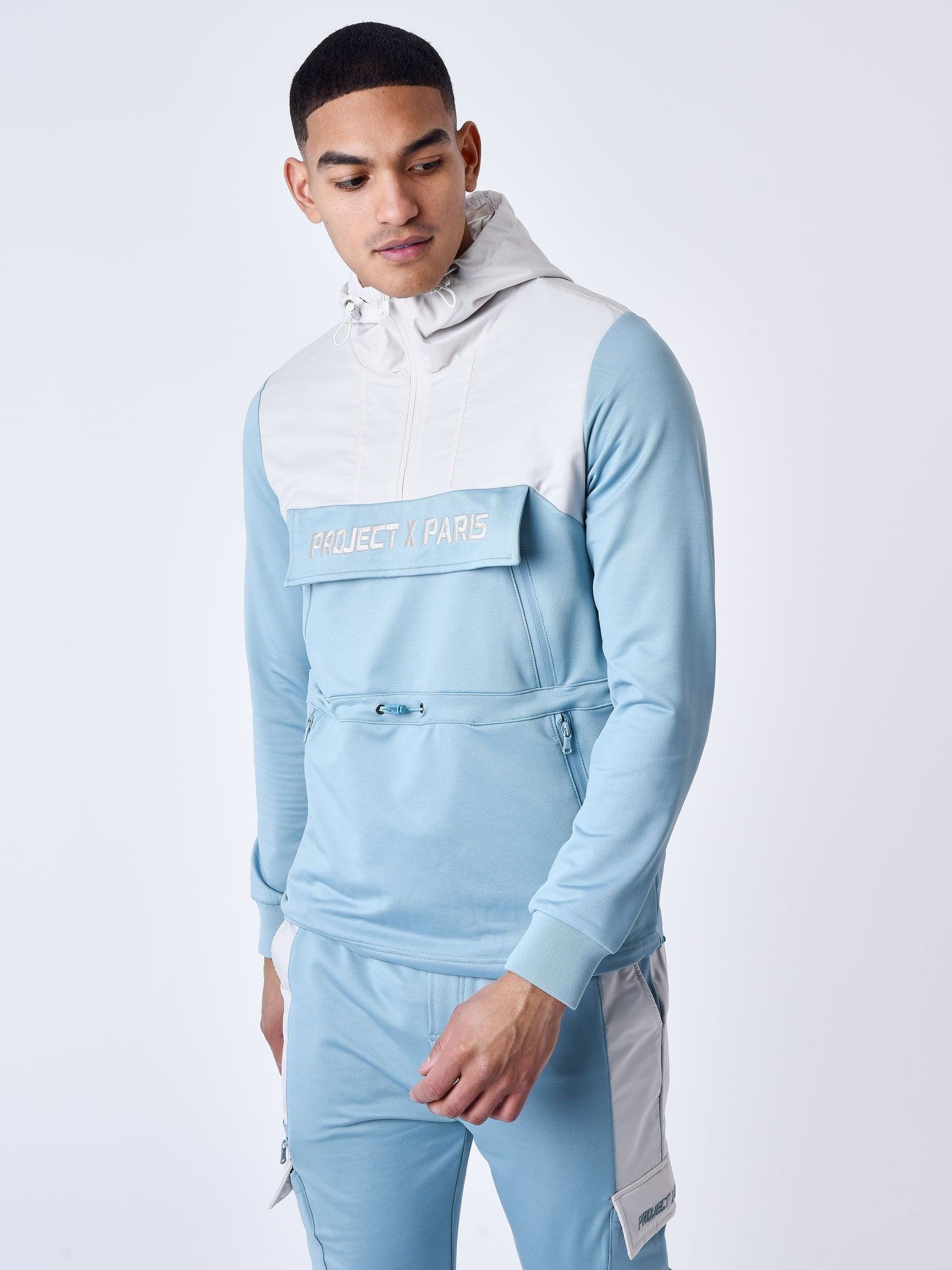 2322025-bleu-gris-modelshot