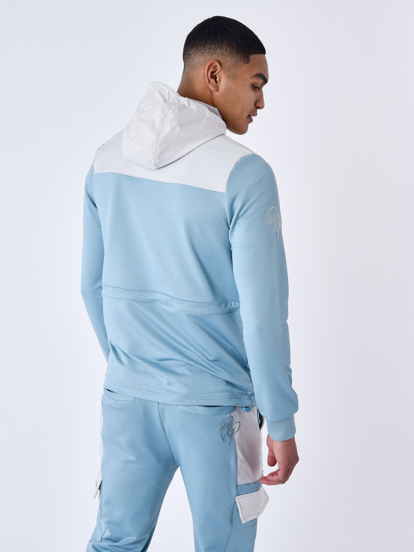 2322025-bleu-gris-modelshot