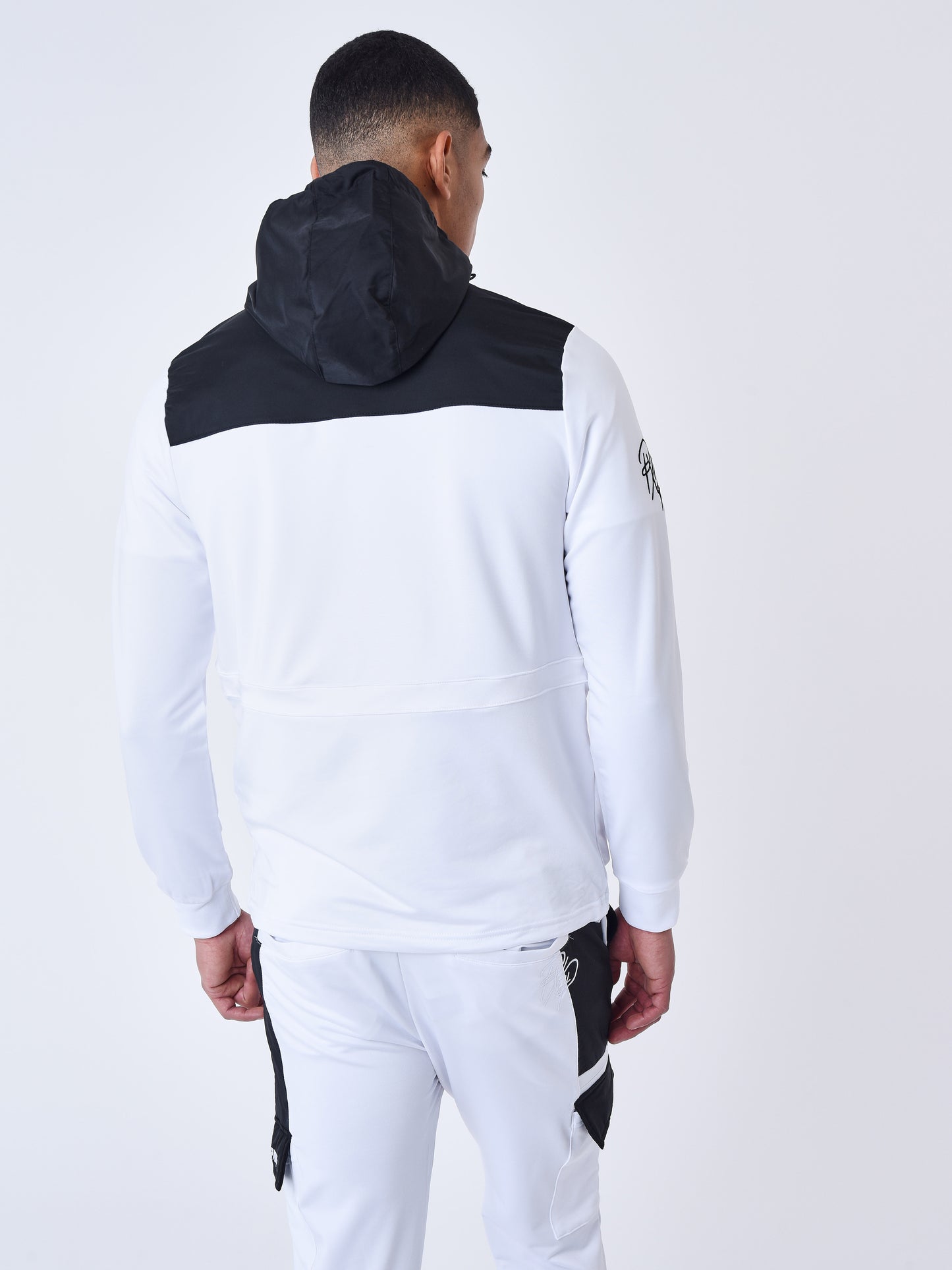 2322025-blanc-modelshot
