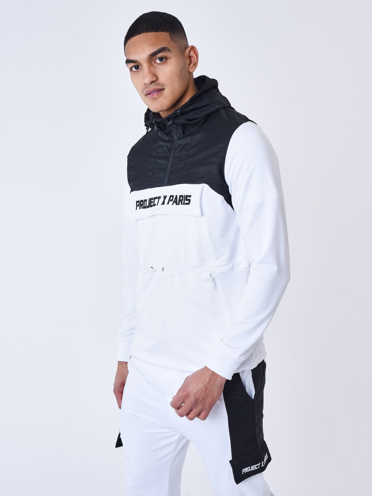 2322025-blanc-modelshot
