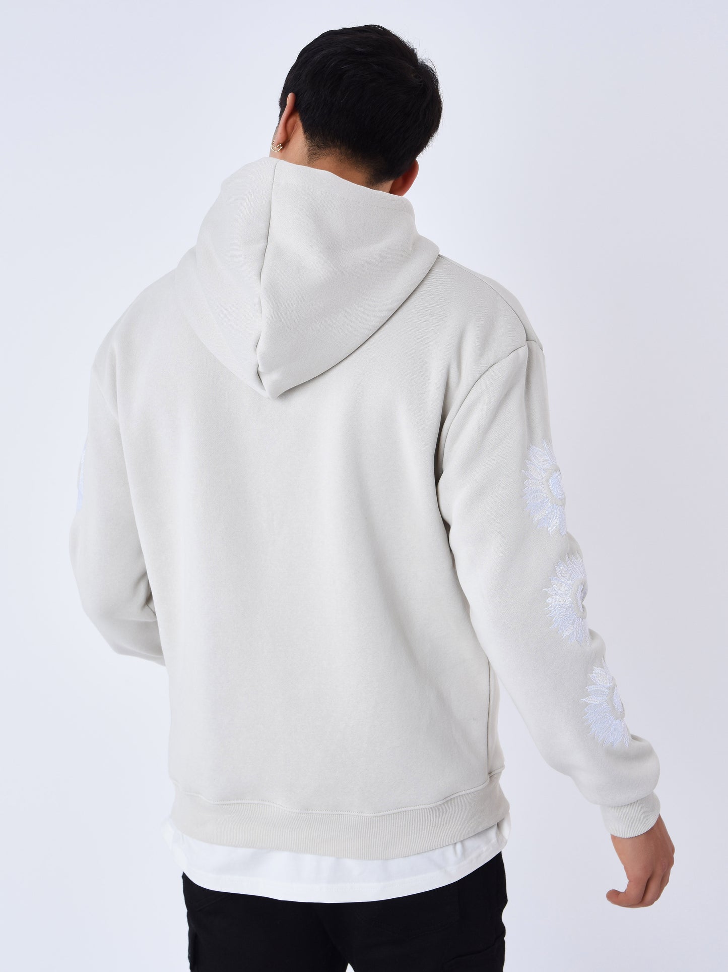 2322026-greige-modelshot