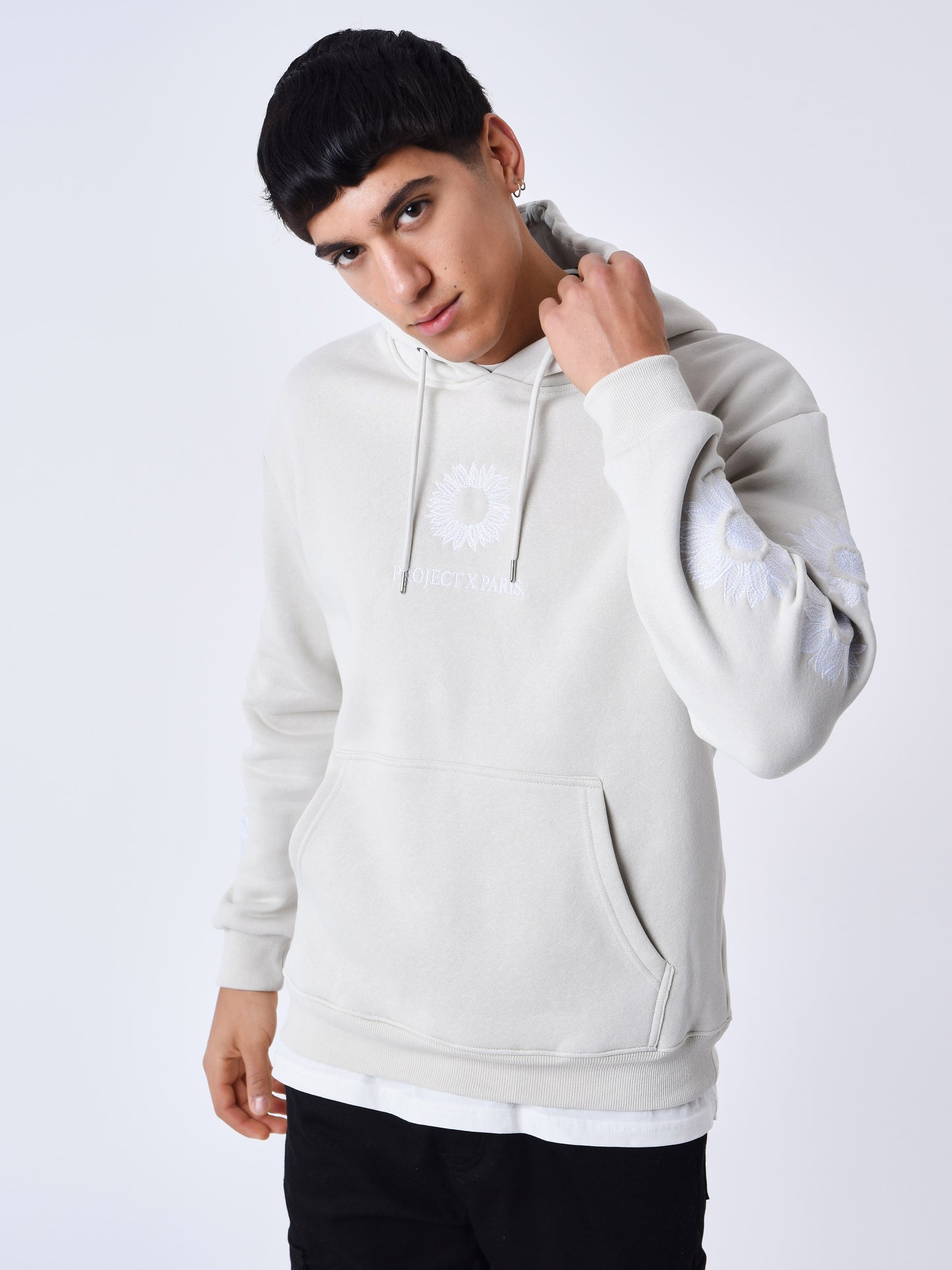 2322026-greige-modelshot