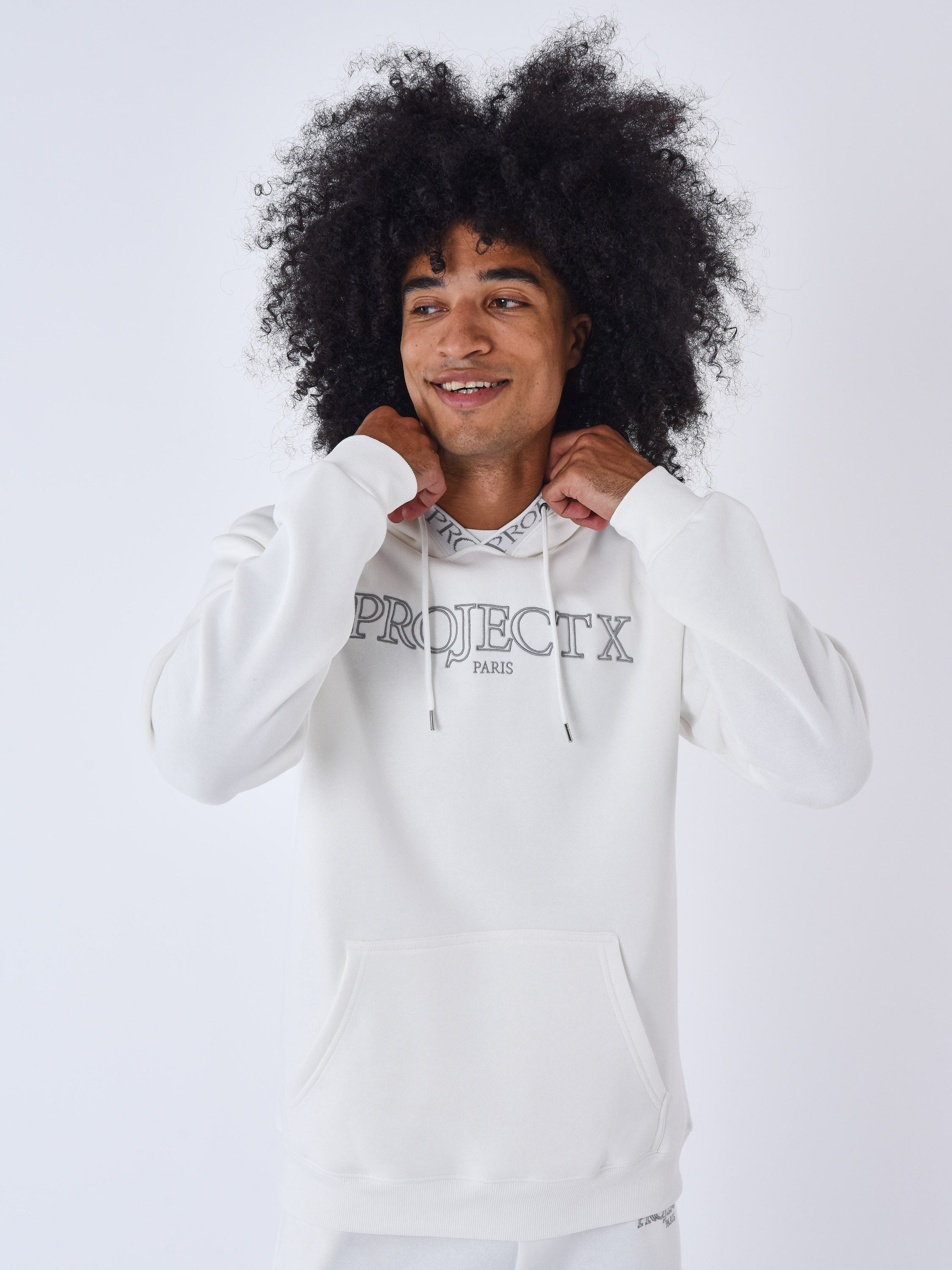 Hoodie med konturbroderi-1