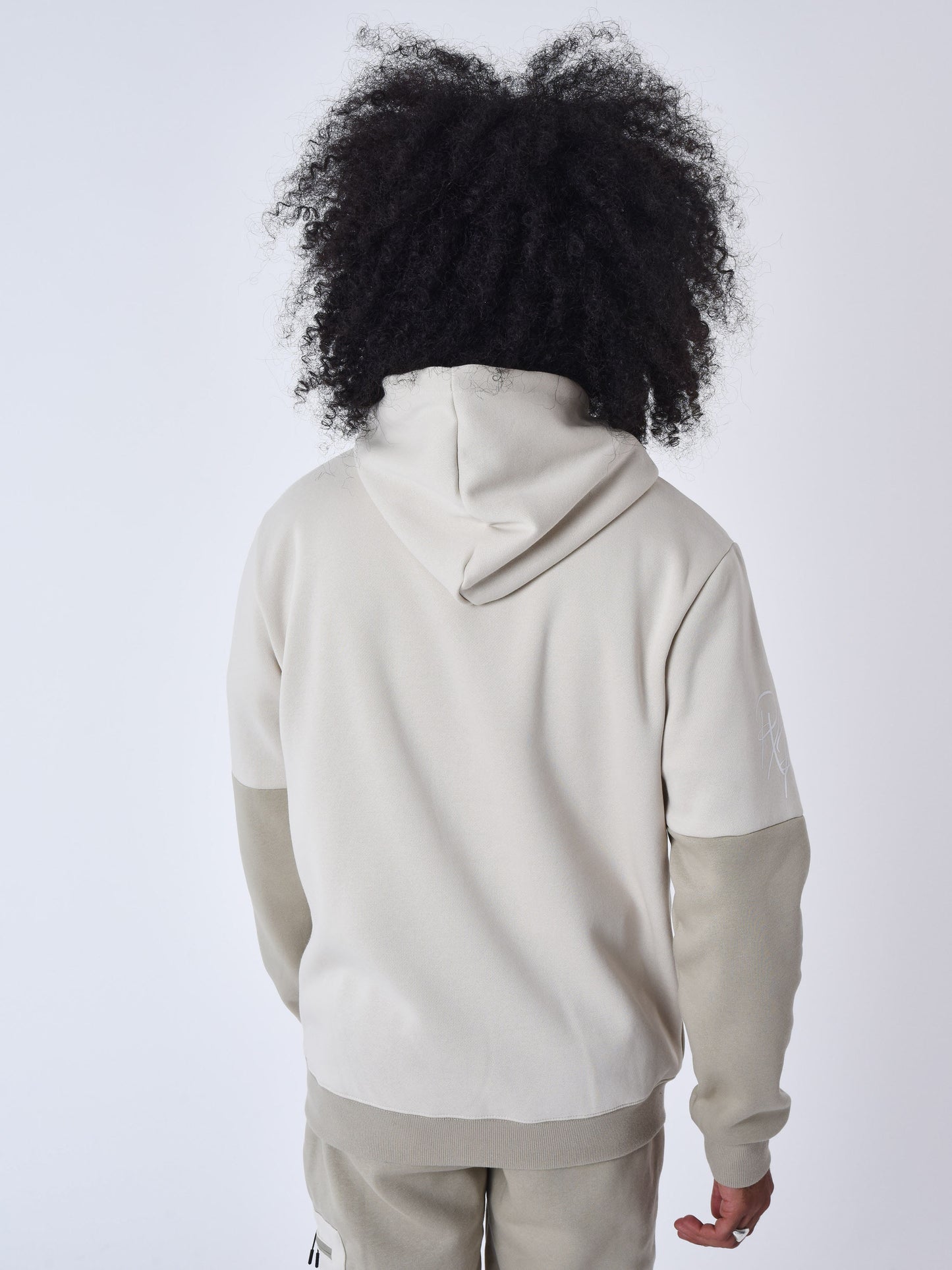 2322043-greige-modelshot