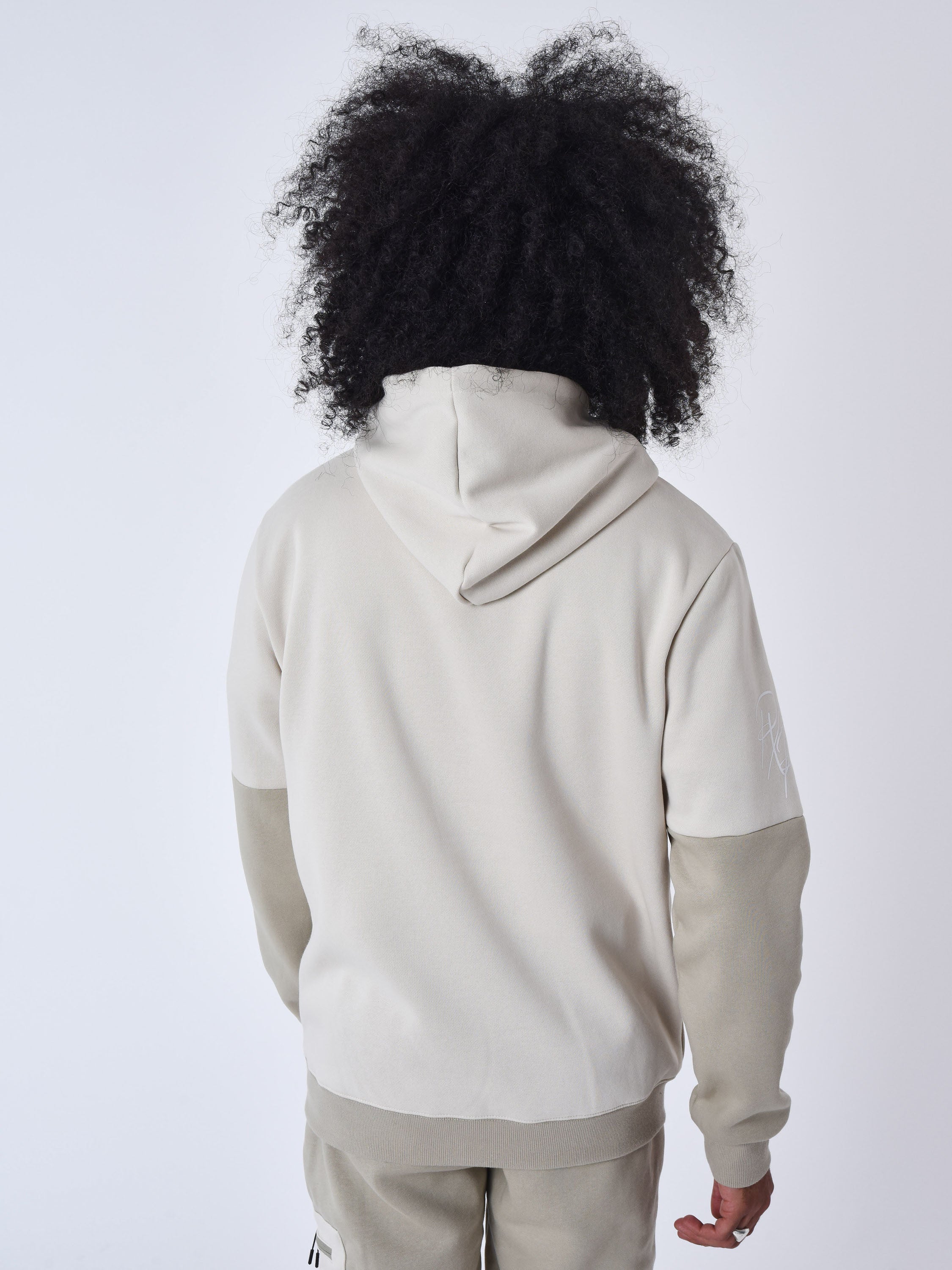 2322043-greige-modelshot