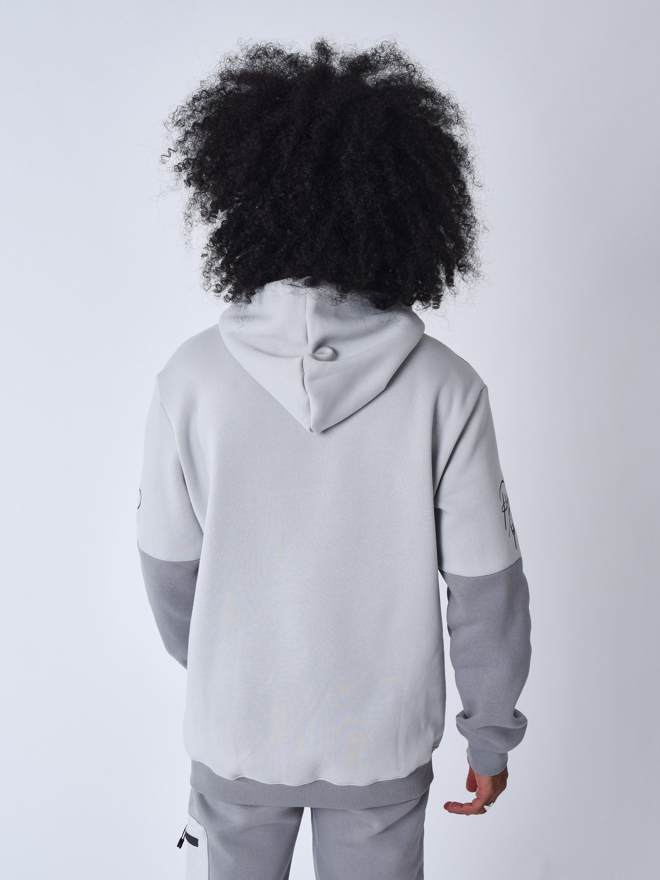 2322043-gris-clair-modelshot