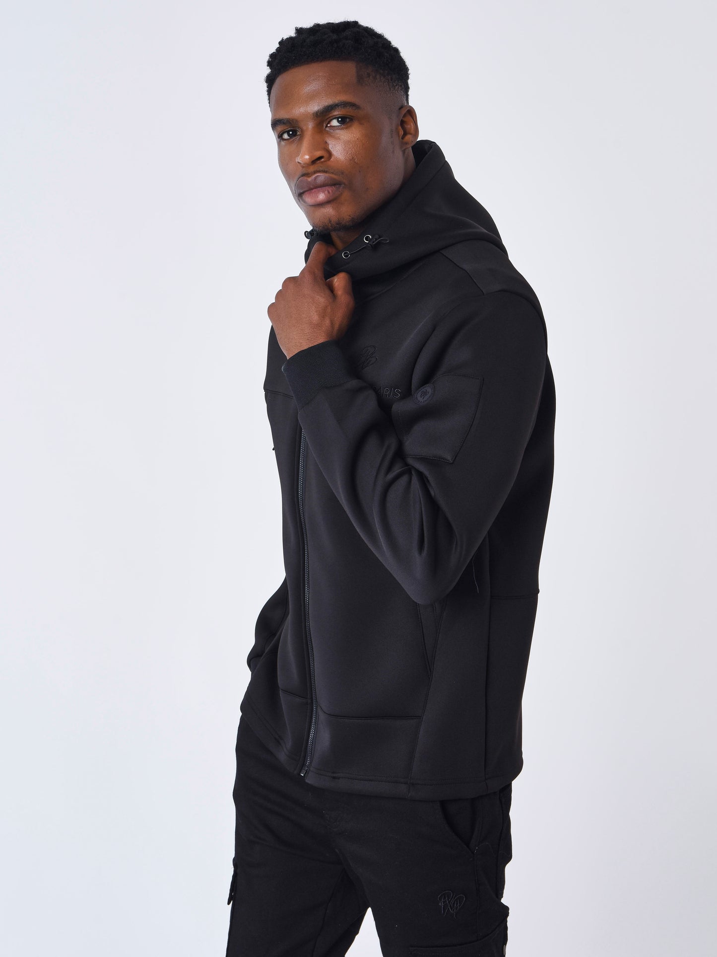2333200-noir-modelshot