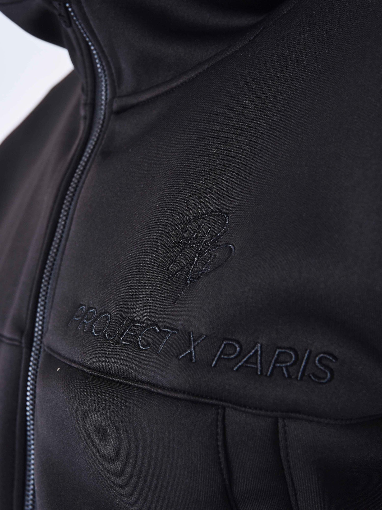 2333200-noir-detailshot