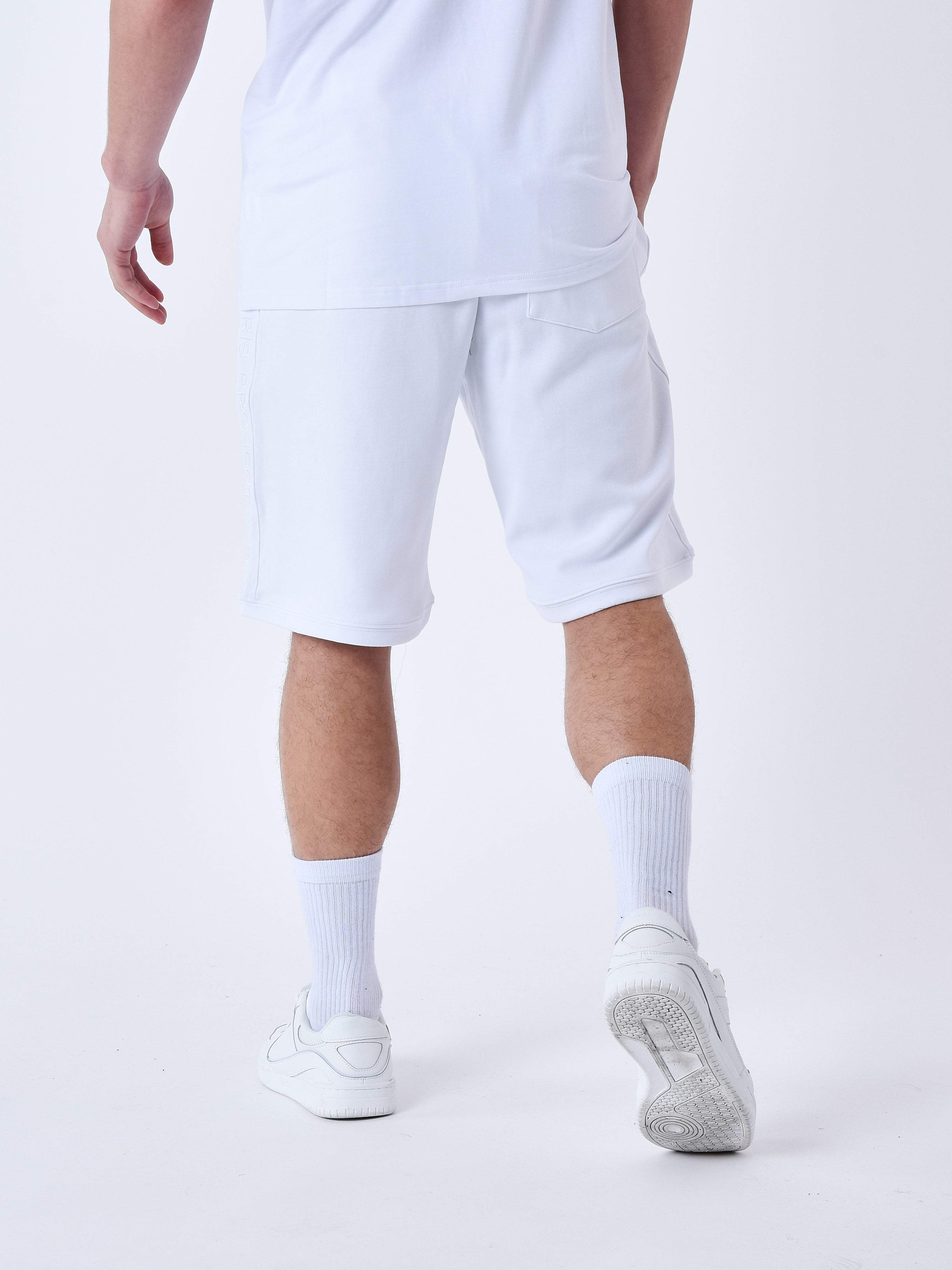 2340027-blanc-modelshot