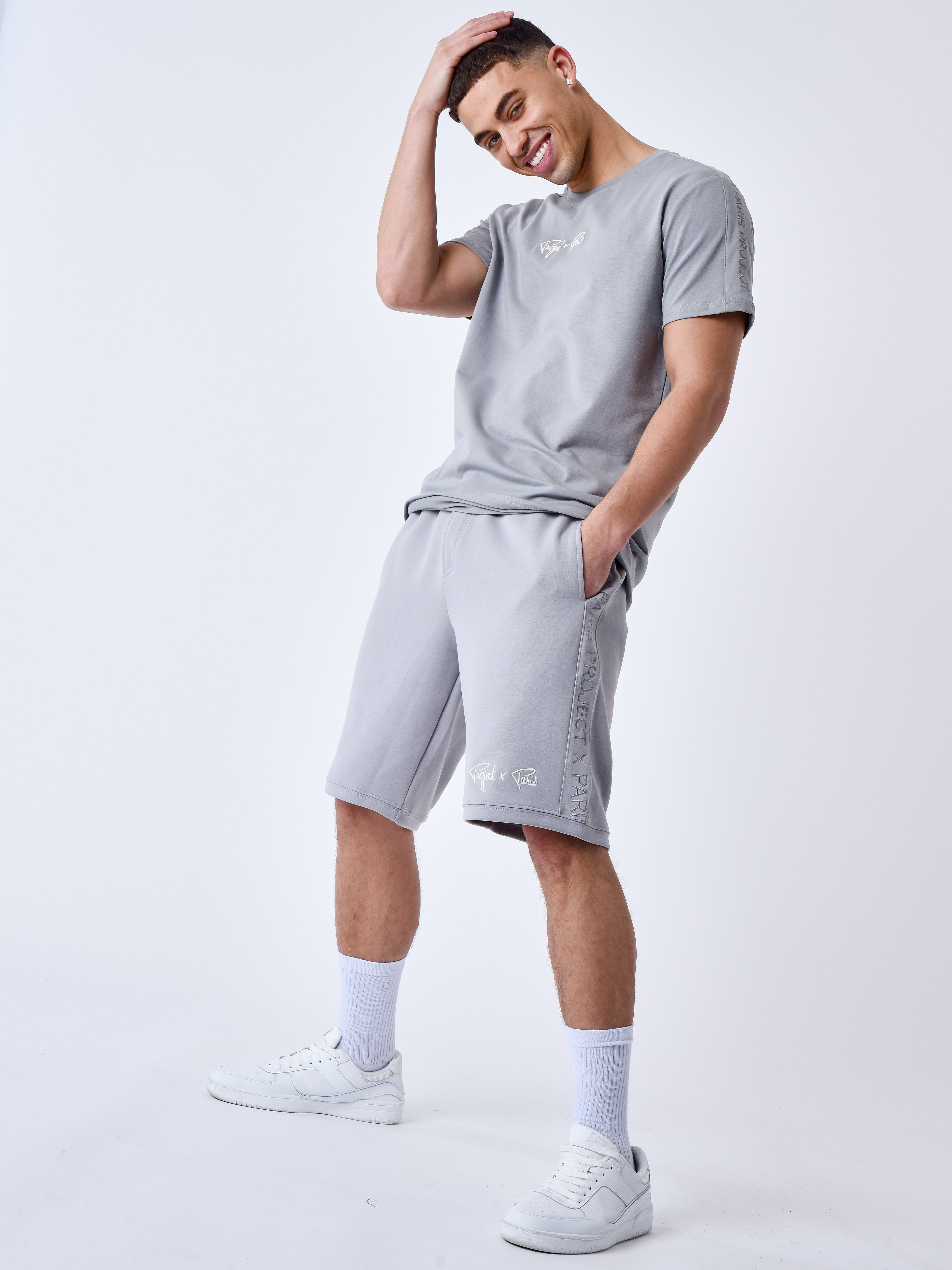 2340027-gris-clair-modelshot