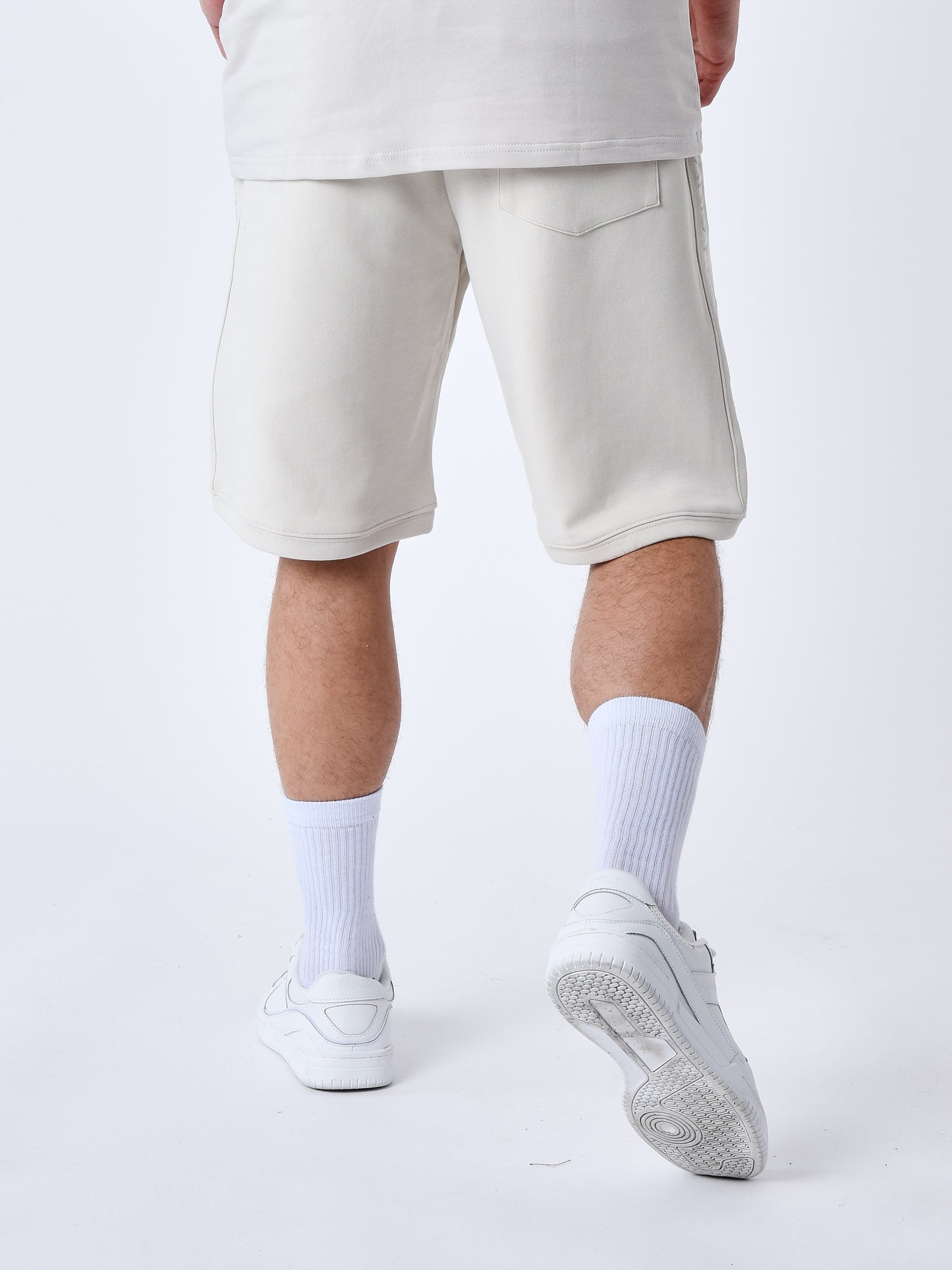 2340027-greige-modelshot