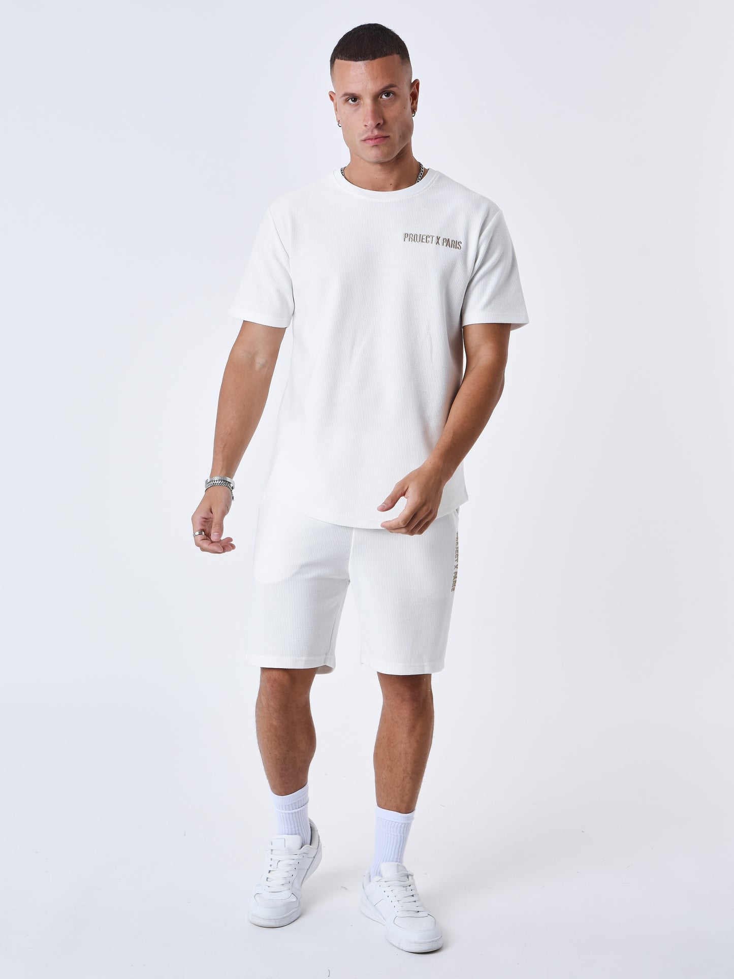 2340049-blanc-casse