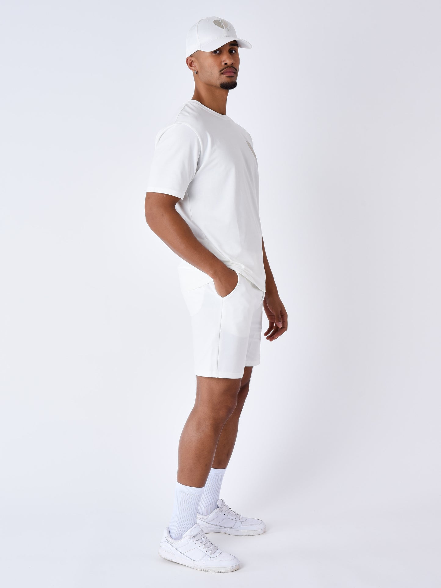 2340072-1-blanc-casse-modelshot