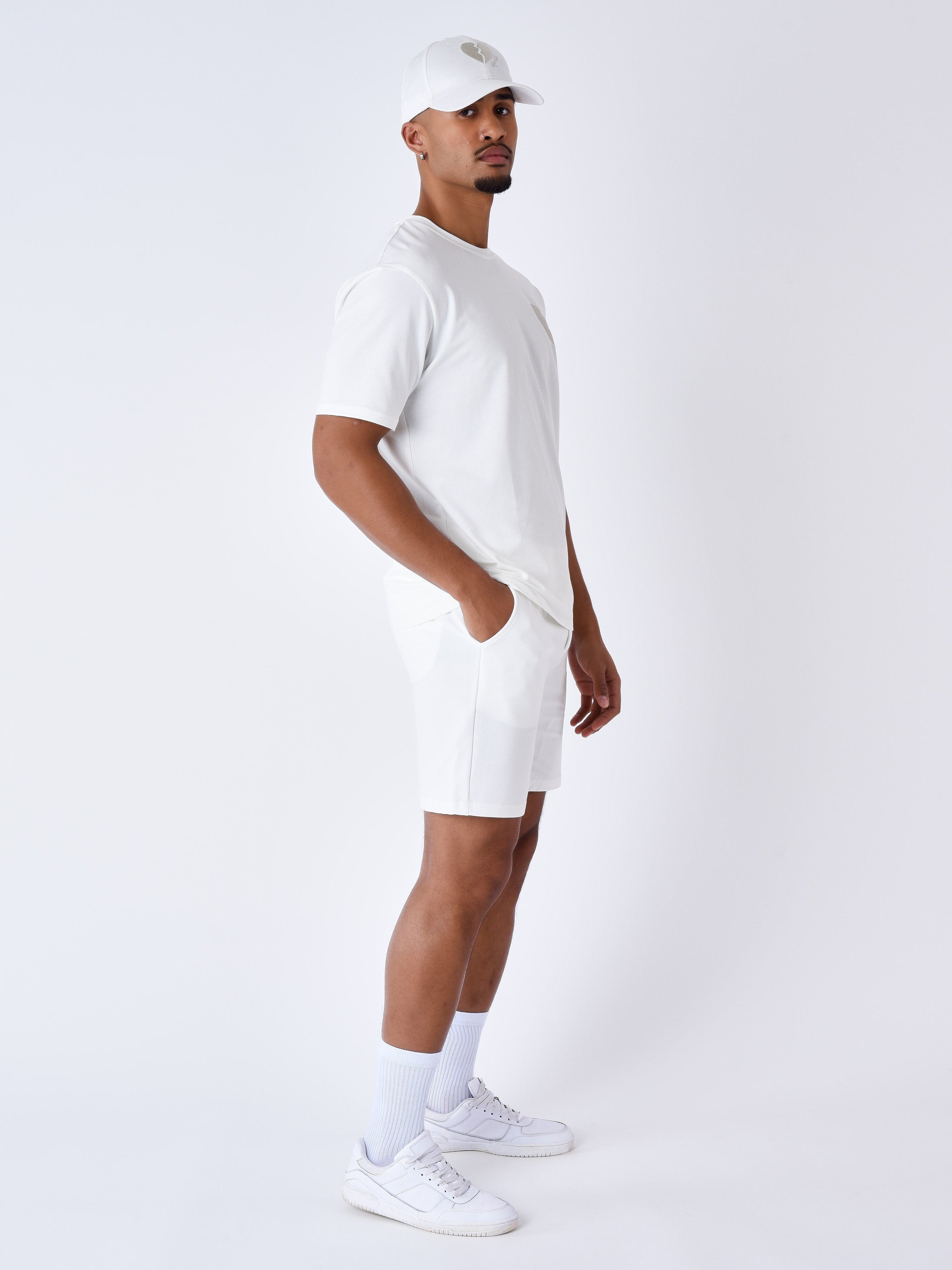2340072-1-blanc-casse-modelshot